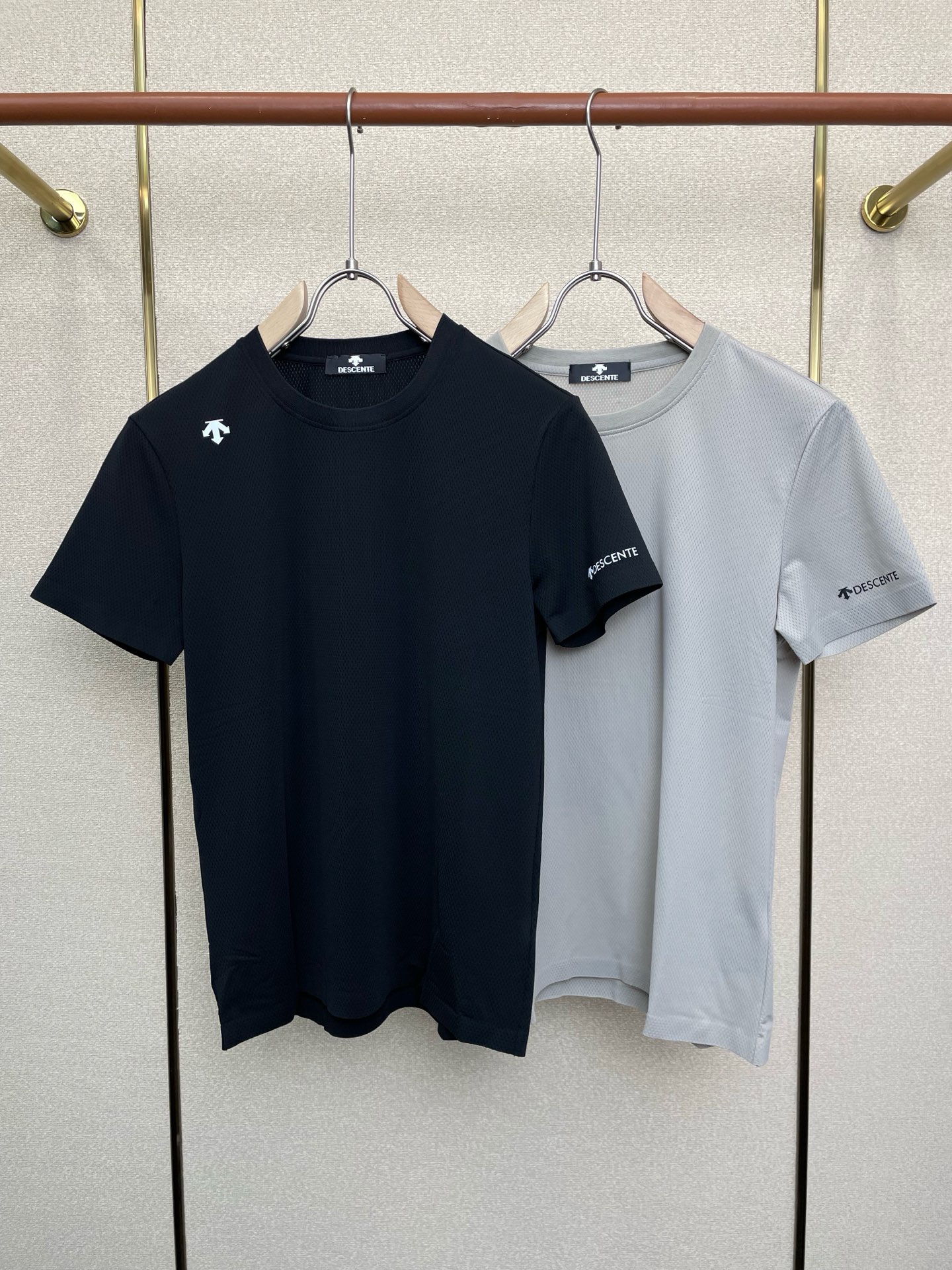 NO:691666,.DESCENTE is a must-have new model. Original men's casual short sleeves. High-end customization. High-end version. Fashionable and versatile imported fabrics. Super soft and delicate feel. Skin-friendly and comfortable to wear. High-end boutique. The upper body is exquisitely made by the OEM. A must-have item for men. Three complete standards. Size S-2XL, T-shirt,19860909.DESCENTE迪桑特砸锅卖铁都要上的新款新款原单男士休闲短袖 高端定制 高端版本 时尚百搭爆款进口面料 手感超柔软细腻 穿着亲肤舒适 高端精品 代工厂精细做上身非常赞 男士必备单品 三标齐全 码数S-2XL,,T-shirt,,Men's clothing