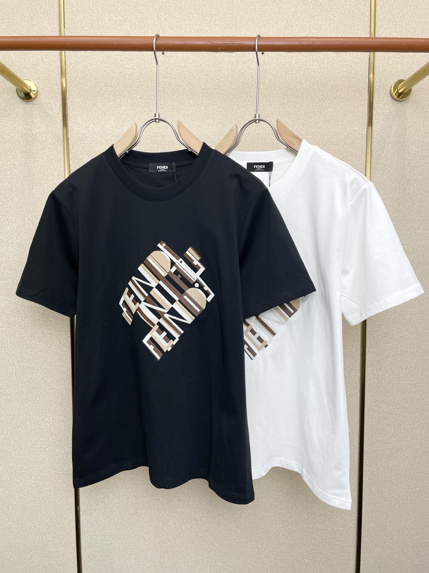 NO:683339,.FENDI Fendi exclusively provides new original men's casual short sleeves. High-end customization. High-end version. Fashionable and versatile imported fabrics. Super soft and delicate feel. Skin-friendly and comfortable to wear. High-end boutique. The upper body is exquisitely made by the factory. A must-have item for men. Three complete standards. Size S-2XL,,fendi,fendi, T-shirt,19860909.FENDI芬迪独家专供新款原单男士休闲短袖 高端定制 高端版本 时尚百搭爆款进口面料 手感超柔软细腻 穿着亲肤舒适 高端精品 代工厂精细做上身非常赞 男士必备单品 三标齐全 码数S-2XL,,fendi,fendi,T-shirt,,Men's clothing