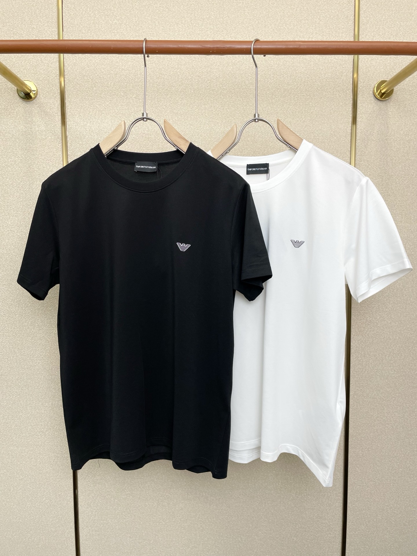 NO:691679,.ARMANI is a must-have new model of original men's casual short-sleeves. High-end customization. High-end version. Fashionable and versatile imported fabrics. Super soft and delicate feel. Skin-friendly and comfortable to wear. High-end boutique. The upper body is finely made by the OEM. It is a must-have item for men. Three complete standards. Size S-2XL,,armani,armani,T-shirt,19860909.ARMANI阿玛尼砸锅卖铁都要上的新款新款原单男士休闲短袖 高端定制 高端版本 时尚百搭爆款进口面料 手感超柔软细腻 穿着亲肤舒适 高端精品 代工厂精细做上身非常赞 男士必备单品 三标齐全 码数S-2XL,,armani,armani,T-shirt,,Men's clothing