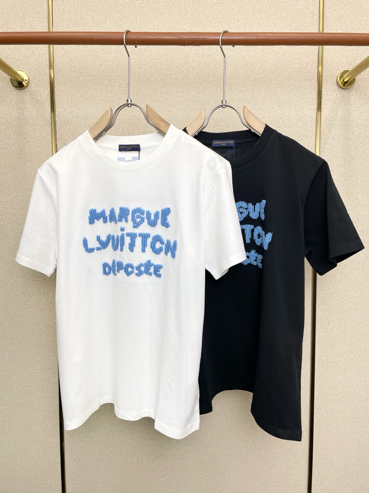 NO:691670,.Louis Vuitton is a must-have new model. Original men's casual short-sleeves. High-end customization. High-end version. Fashionable and versatile imported fabrics. Super soft and delicate feel. Skin-friendly and comfortable to wear. High-end boutique. The upper body is exquisitely made by the factory. Men's must-have items. Three labels are complete. Size S-2XL, Louis Vuitton, Louis Vuitton, T-shirt,19860909.Louis Vuitton路易威登砸锅卖铁都要上的新款新款原单男士休闲短袖 高端定制 高端版本 时尚百搭爆款进口面料 手感超柔软细腻 穿着亲肤舒适 高端精品 代工厂精细做上身非常赞 男士必备单品 三标齐全 码数S-2XL,,louis vuitton,louis vuitton,T-shirt,,Men's clothing