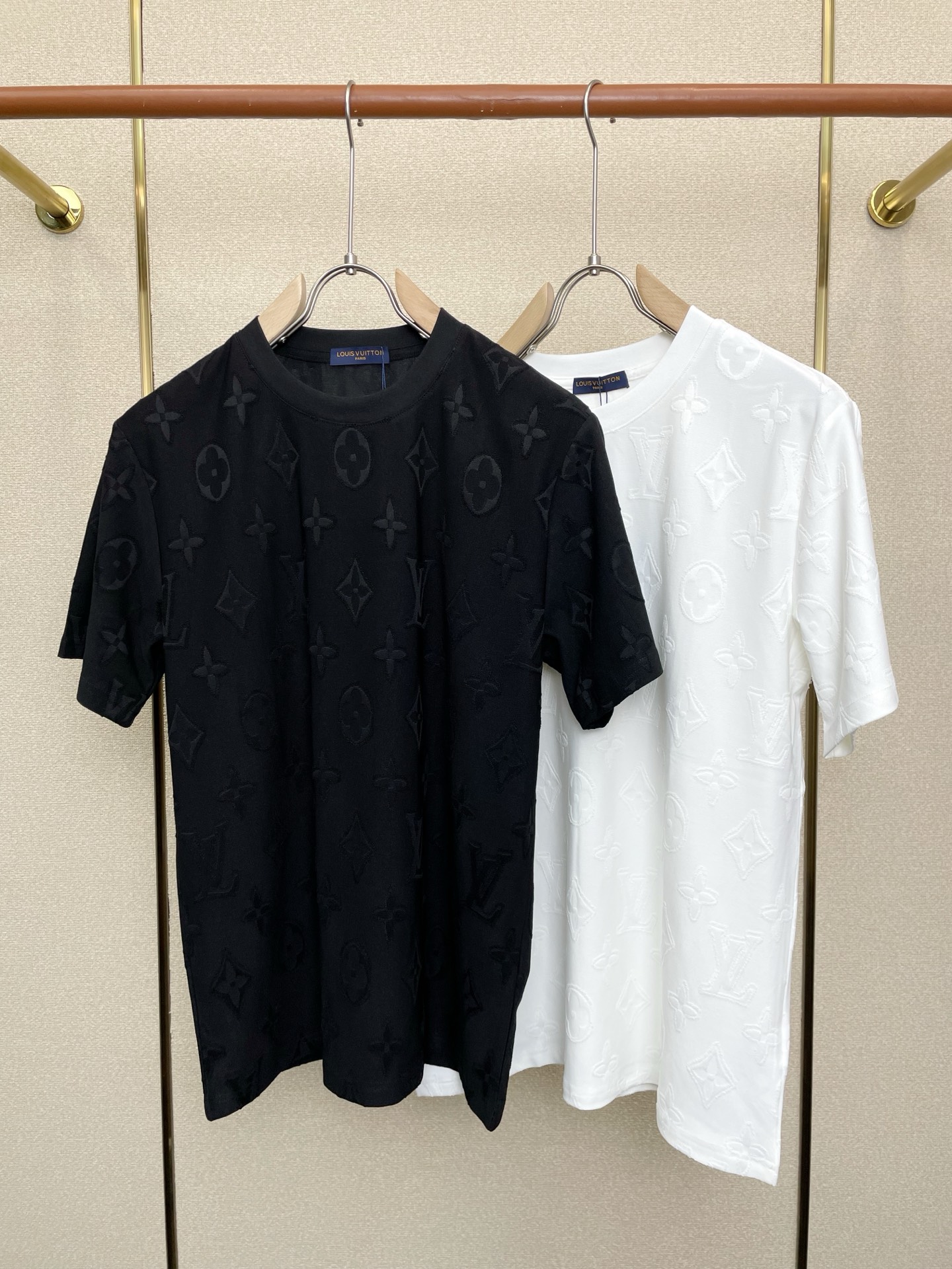 NO:691692,.Louis Vuitton is a must-have new model. Original men's casual short-sleeves. High-end customization. High-end version. Fashionable and versatile imported fabrics. Super soft and delicate feel. Skin-friendly and comfortable to wear. High-end boutique. The upper body is exquisitely made by the factory. Men's must-have items. Three labels are complete. Size S-2XL, Louis Vuitton, Louis Vuitton, T-shirt,19860909.Louis Vuitton路易威登砸锅卖铁都要上的新款新款原单男士休闲短袖 高端定制 高端版本 时尚百搭爆款进口面料 手感超柔软细腻 穿着亲肤舒适 高端精品 代工厂精细做上身非常赞 男士必备单品 三标齐全 码数S-2XL,,louis vuitton,louis vuitton,T-shirt,,Men's clothing