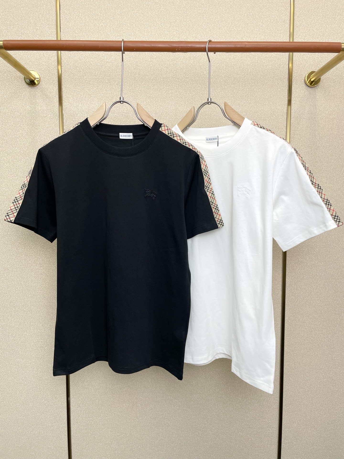 NO:683362,.Burberry exclusively supplies new original men's casual short sleeves. High-end customization. High-end version. Fashionable and versatile imported fabrics. Super soft and delicate feel. Skin-friendly and comfortable to wear. High-end boutique. The upper body is exquisitely made by the factory. A must-have item for men. Three complete standards. Size S-2XL,,burberry,burberry,T-shirt,19860909.Burberry巴宝莉独家专供新款原单男士休闲短袖 高端定制 高端版本 时尚百搭爆款进口面料 手感超柔软细腻 穿着亲肤舒适 高端精品 代工厂精细做上身非常赞 男士必备单品 三标齐全 码数S-2XL,,burberry,burberry,T-shirt,,Men's clothing