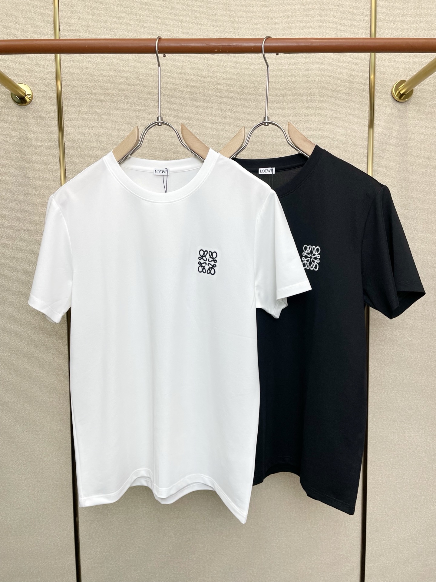 NO:691687,.LOEWE is a must-have new model of original men's casual short-sleeves. High-end customization. High-end version. Fashionable and versatile imported fabrics. Super soft and delicate feel. Skin-friendly and comfortable to wear. High-end boutique. The upper body is finely made by the factory. It is a must-have item for men. Three complete standards. Size S-2XL,,loewe,loewe,T-shirt,19860909.LOEWE罗意威砸锅卖铁都要上的新款新款原单男士休闲短袖 高端定制 高端版本 时尚百搭爆款进口面料 手感超柔软细腻 穿着亲肤舒适 高端精品 代工厂精细做上身非常赞 男士必备单品 三标齐全 码数S-2XL,,loewe,loewe,T-shirt,,Men's clothing