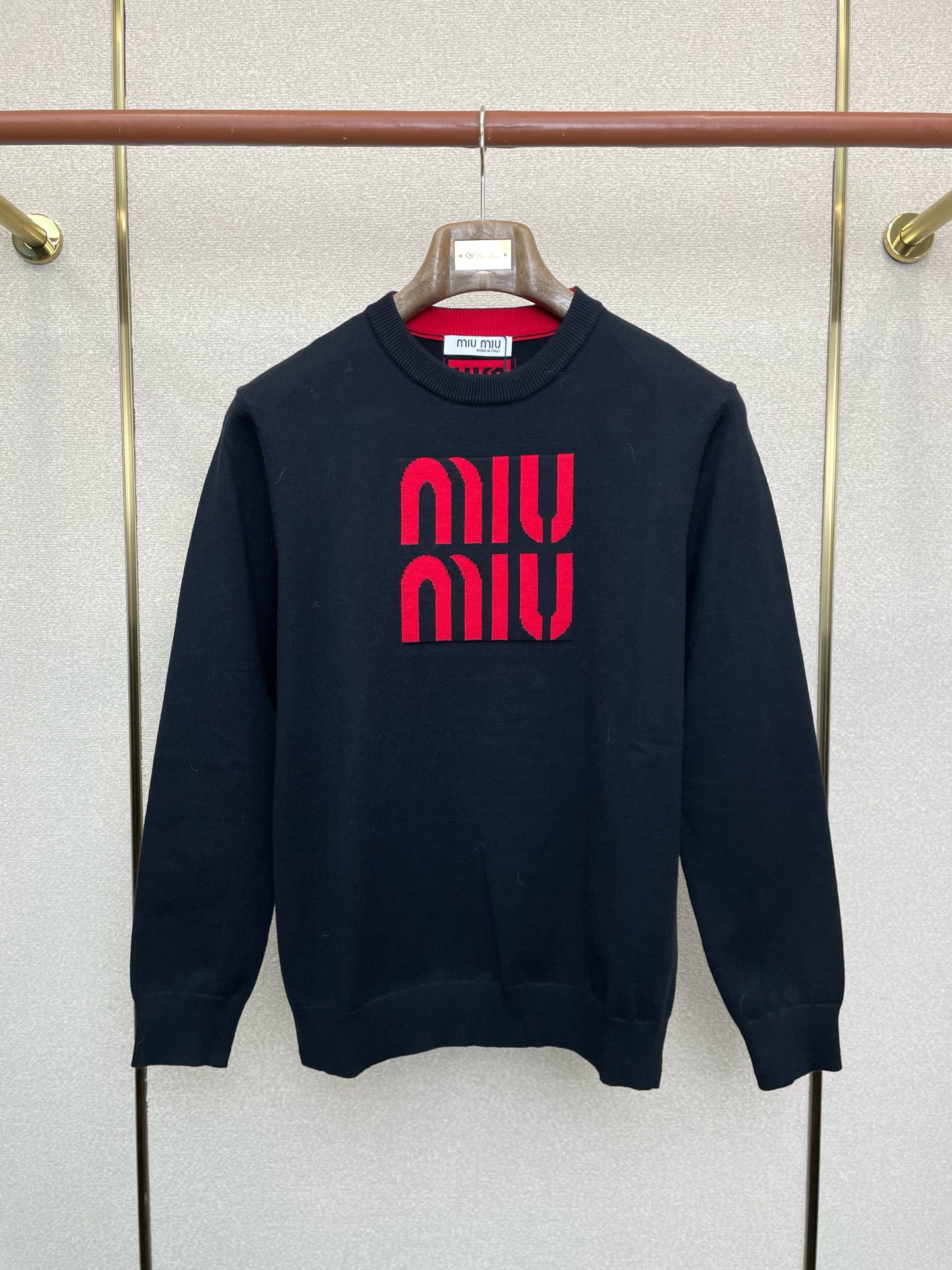 NO:683357,.Miumiu exclusively provides new original men's casual sweaters, high-end customization, high version, fashionable and versatile imported fabrics, super soft and delicate to the touch, skin-friendly and comfortable to wear, high-end boutique, the upper body is exquisitely made by the factory, a must-have item for men, complete with three standards, size S-XL,,miumiu,sweaters,19860909.Miumiu缪谬独家专供新款原单男士休闲毛衣 高端定制 高版本 时尚百搭爆款进口面料 手感超柔软细腻 穿着亲肤舒适 高端精品 代工厂精细做上身非常赞 男士必备单品 三标齐全 码数S-XL,,miumiu,sweaters,,Men's clothing
