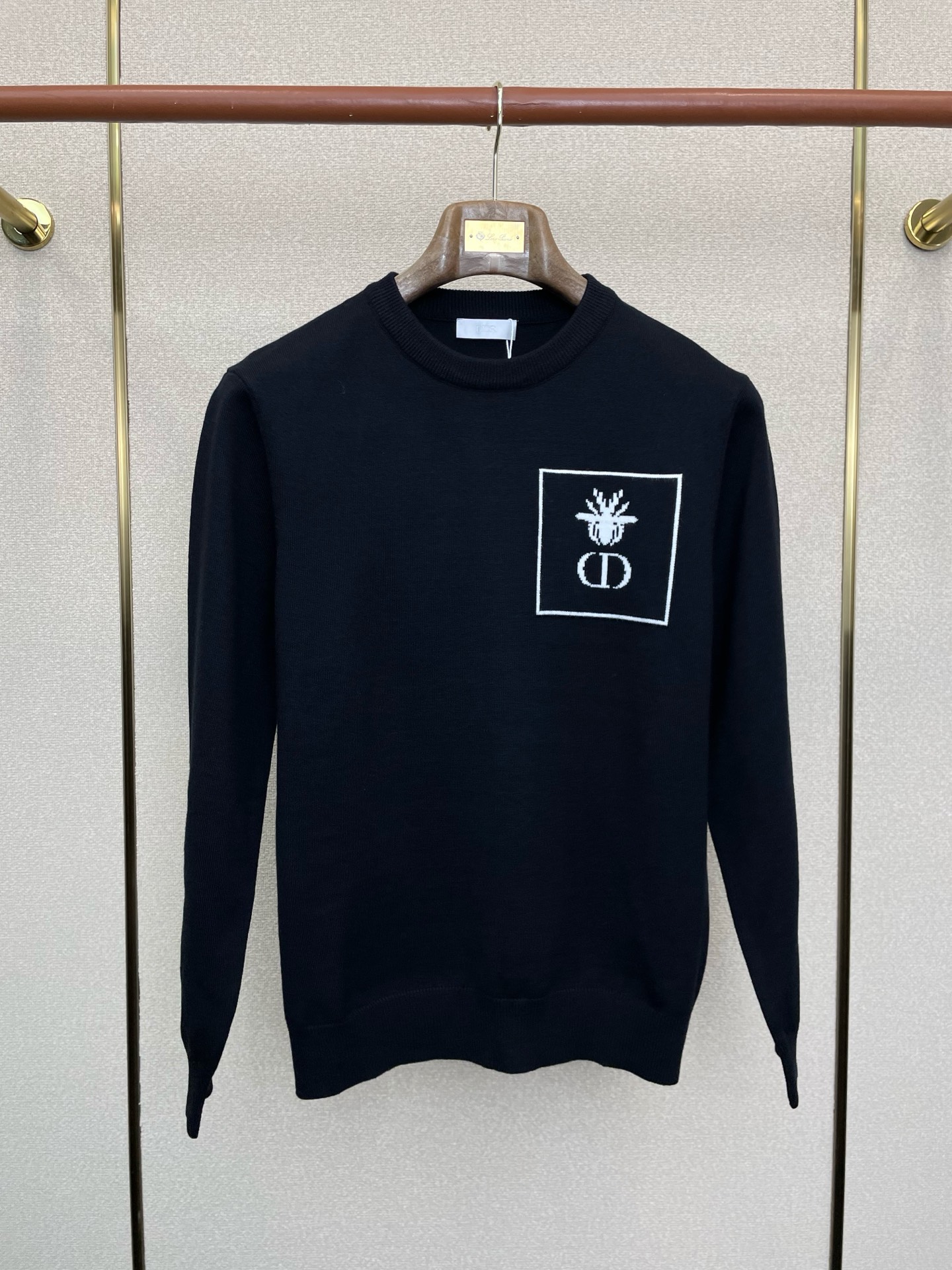 NO:683350,.Dior Dior exclusively provides new original men's casual sweaters. High-end customization. High version. Fashionable and versatile imported fabrics. Super soft and delicate feel. Skin-friendly and comfortable to wear. High-end boutique. The upper body is exquisitely made by the factory. A must-have item for men. Complete with three standards. Size S-XL, dior, dior, sweaters,19860909.Dior迪奥独家专供新款原单男士休闲毛衣 高端定制 高版本 时尚百搭爆款进口面料 手感超柔软细腻 穿着亲肤舒适 高端精品 代工厂精细做上身非常赞 男士必备单品 三标齐全 码数S-XL,,dior,dior,sweaters,,Men's clothing