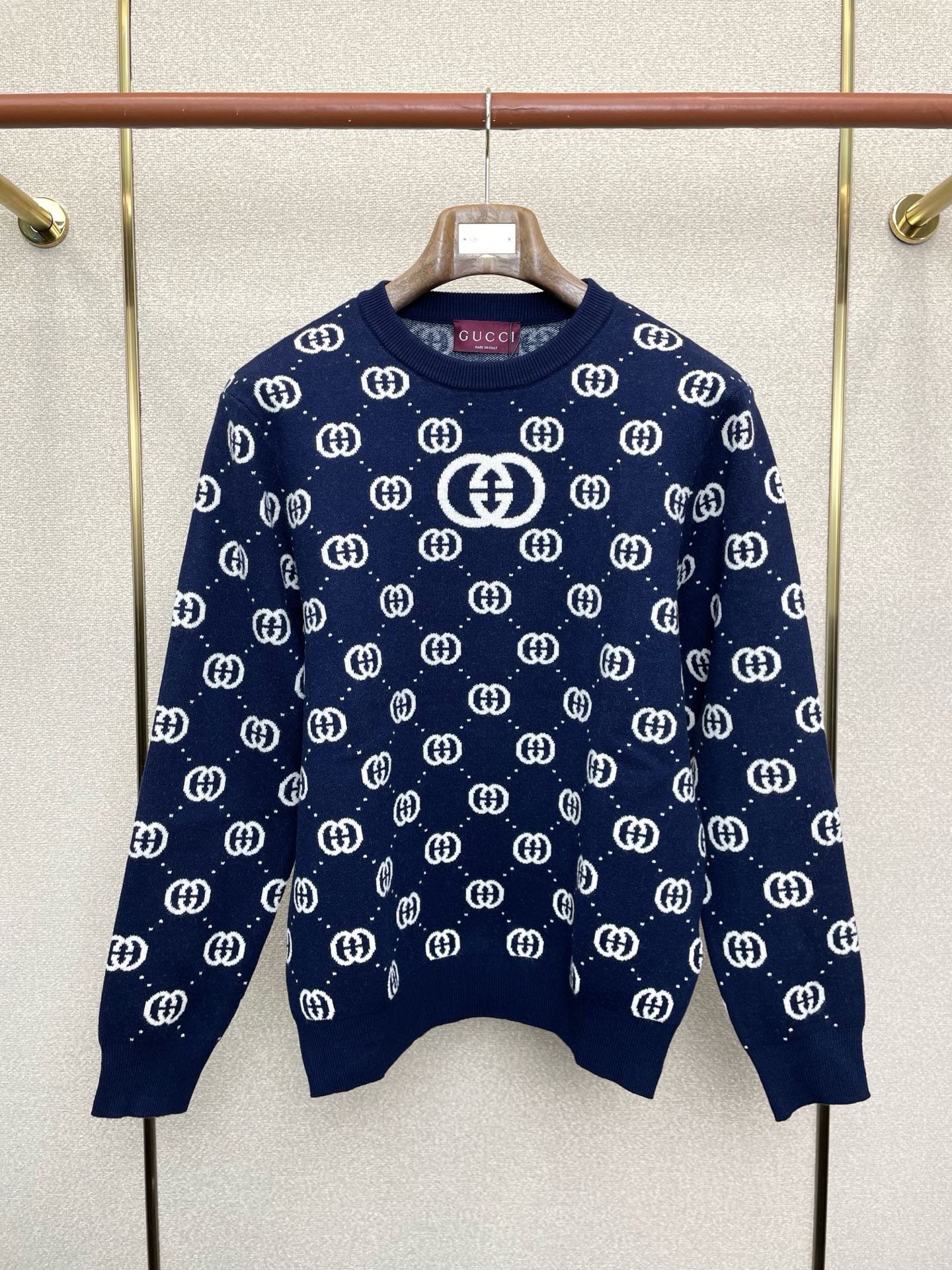 NO:683374,.Gucci Gucci exclusively supplies new original men's casual sweaters. High-end customization. High version. Fashionable and versatile imported fabrics. Super soft and delicate feel. Skin-friendly and comfortable to wear. High-end boutique. The upper body is exquisitely made by the factory. A must-have item for men. Complete with three labels. Size S-XL,,gucci,gucci,sweaters,19860909.Gucci古驰独家专供新款原单男士休闲毛衣 高端定制 高版本 时尚百搭爆款进口面料 手感超柔软细腻 穿着亲肤舒适 高端精品 代工厂精细做上身非常赞 男士必备单品 三标齐全 码数S-XL,,gucci,gucci,sweaters,,Men's clothing