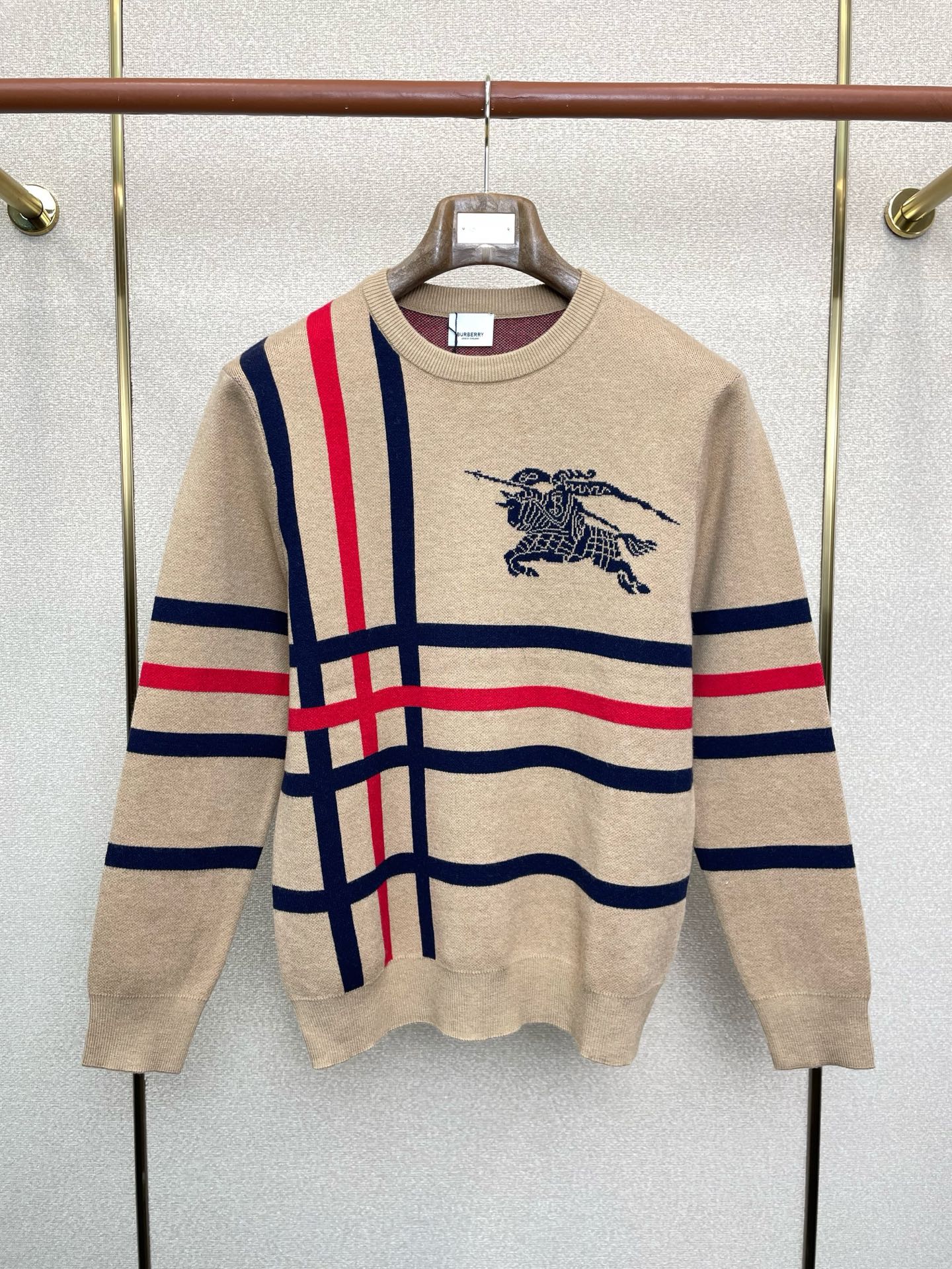 NO:683353,.Burberry exclusively provides new original men's casual sweaters. High-end customization. High version. Fashionable and versatile imported fabrics. Super soft and delicate feel. Skin-friendly and comfortable to wear. High-end boutique. The upper body is made with exquisite precision by the factory. Men's must-have items. Three complete standards. Size S-XL,,burberry,burberry,sweaters,19860909.Burberry巴宝莉独家专供新款原单男士休闲毛衣 高端定制 高版本 时尚百搭爆款进口面料 手感超柔软细腻 穿着亲肤舒适 高端精品 代工厂精细做上身非常赞 男士必备单品 三标齐全 码数S-XL,,burberry,burberry,sweaters,,Men's clothing