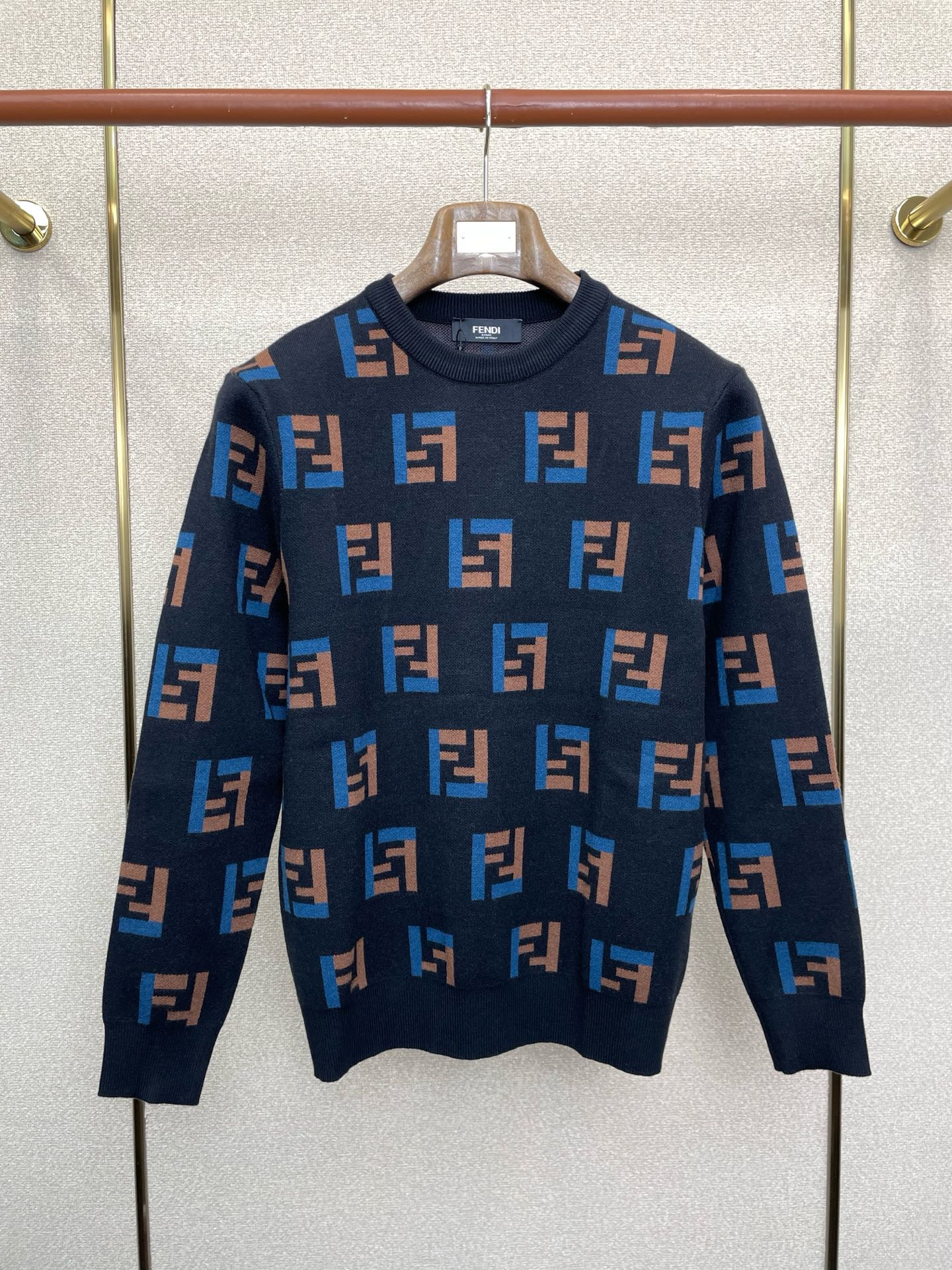 NO:683365,.FENDI Fendi exclusively provides new original men's casual sweaters, high-end customization, high version, fashionable and versatile imported fabrics, super soft and delicate to the touch, skin-friendly and comfortable to wear, high-end boutique, the upper body is exquisitely made by the factory, a must-have item for men, complete with three standards, size S-XL,,fendi,fendi,sweaters,19860909.FENDI芬迪独家专供新款原单男士休闲毛衣 高端定制 高版本 时尚百搭爆款进口面料 手感超柔软细腻 穿着亲肤舒适 高端精品 代工厂精细做上身非常赞 男士必备单品 三标齐全 码数S-XL,,fendi,fendi,sweaters,,Men's clothing