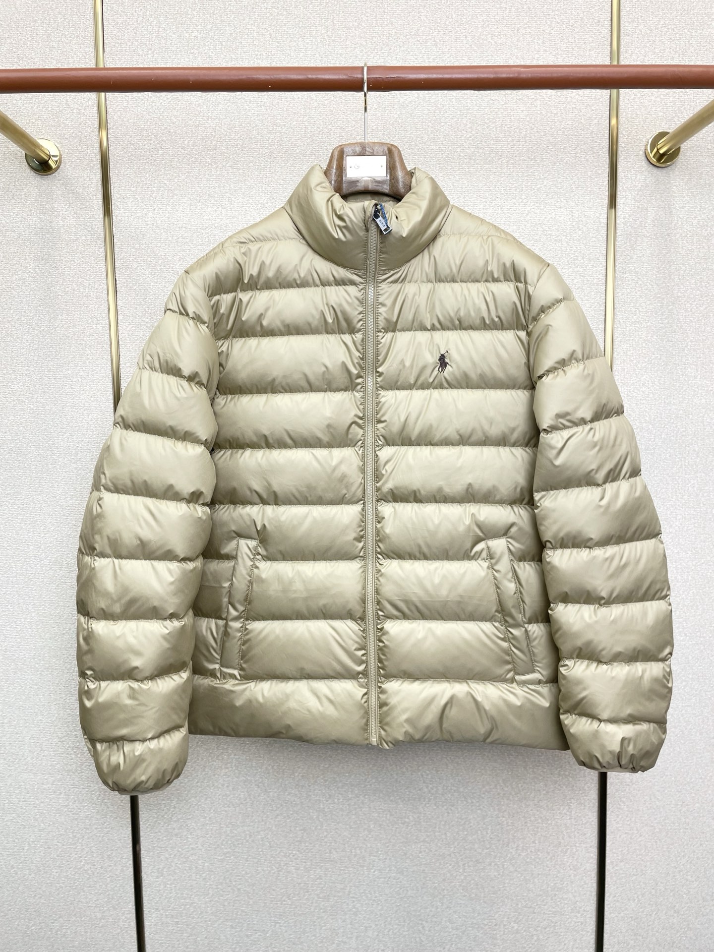 NO:683380,.Down Jacket - Ralph Lauren's exclusive stand-collar down jacket is rarely available in trading company channels. It is a must-have warm item for cooling weather. It can be worn for daily or outdoor sports. It is wear-resistant, scratch-resistant and easy to care for. It is equipped with high-quality down filling inside. It is paired with large square quilting technology to create a fluffy and full overall effect. It also has a strong thermal insulation and temperature locking effect, so that you are not afraid of the cold outdoor weather in autumn and winter!  Size S-XL,,loro piana,down jacket,19860909.羽绒服-Ralph Lauren拉夫劳伦独家专供立领羽绒服 贸易公司渠道稀出,降温天气必备的保暖单品.不论是日常还是户外运动都能穿.耐磨防刮易打理,内里配置优质羽绒埴充,在搭配大方格绗缝工艺,打造蓬松饱满的整体效果,兼顾强悍的保暖锁温效果,让你无惧秋冬季寒冷的户外天气! 尺码S-XL,,loro piana,down jacket,,Men's clothing