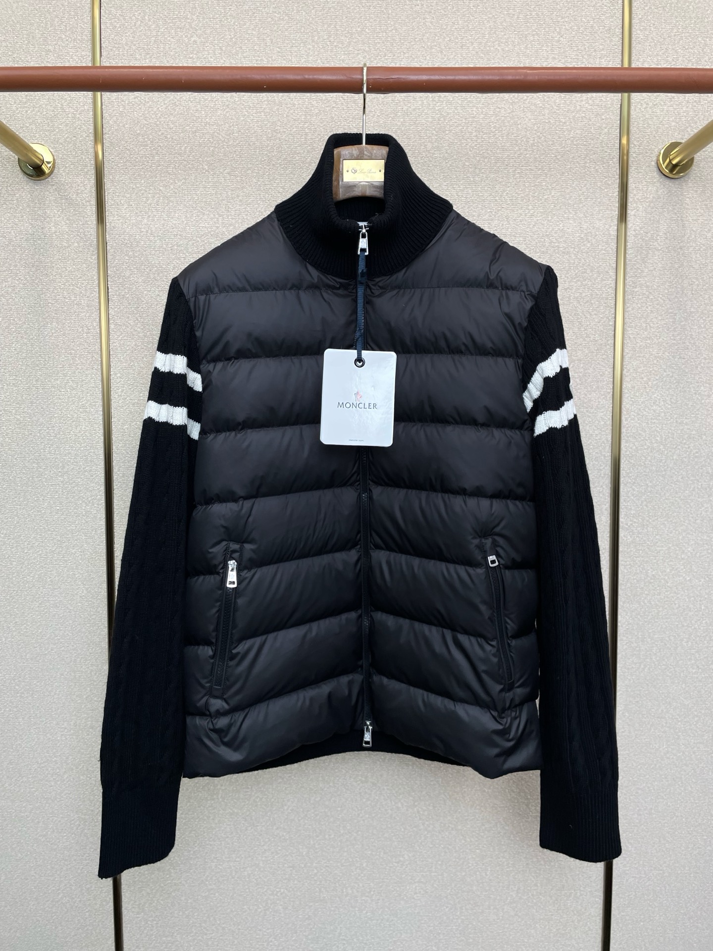 NO:683372,. Down jacket - Moncler exclusively sells down jackets. It is a must-have warm item for cooling weather. It can be worn for daily or outdoor sports. It is wear-resistant, scratch-resistant and easy to care for. It is equipped with high-quality down filling inside. It is paired with large square quilting technology to create a fluffy and full overall effect. It also has a strong thermal insulation and temperature locking effect, so that you are not afraid of the cold outdoor weather in autumn and winter!  Size 1.2.3.4,,Moncler,down jacket,19860909.羽绒服-Moncler蒙口独家专供羽绒服 贸易公司渠道稀出,降温天气必备的保暖单品.不论是日常还是户外运动都能穿.耐磨防刮易打理,内里配置优质羽绒埴充,在搭配大方格绗缝工艺,打造蓬松饱满的整体效果,兼顾强悍的保暖锁温效果,让你无惧秋冬季寒冷的户外天气! 尺码1.2.3.4,,Moncler,down jacket,,Men's clothing