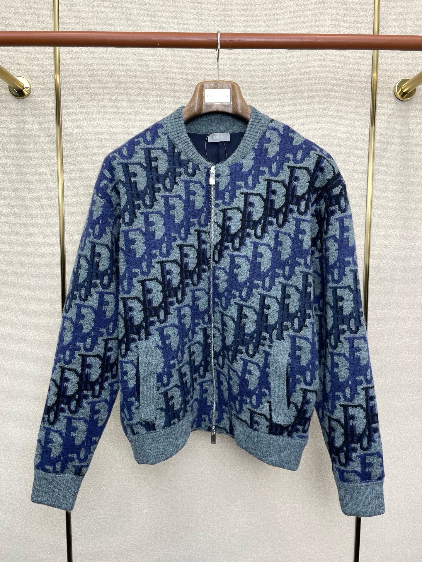 NO:683406,.Dior Dior exclusively provides new original men's casual sweaters, zipper sweaters, high-end customization, high-end versions, fashionable and versatile imported fabrics, super soft and delicate to the touch, skin-friendly and comfortable to wear, high-end boutiques, the upper body is exquisitely made by the factory, a must-have item for men, complete with three standards, size S-XL,, dior, dior, sweaters,19860909.Dior迪奥独家专供新款原单男士休闲毛衣 拉链毛衣 高端定制 高端版本 时尚百搭爆款进口面料 手感超柔软细腻 穿着亲肤舒适 高端精品 代工厂精细做上身非常赞 男士必备单品 三标齐全 码数S-XL,,dior,dior,sweaters,,Men's clothing