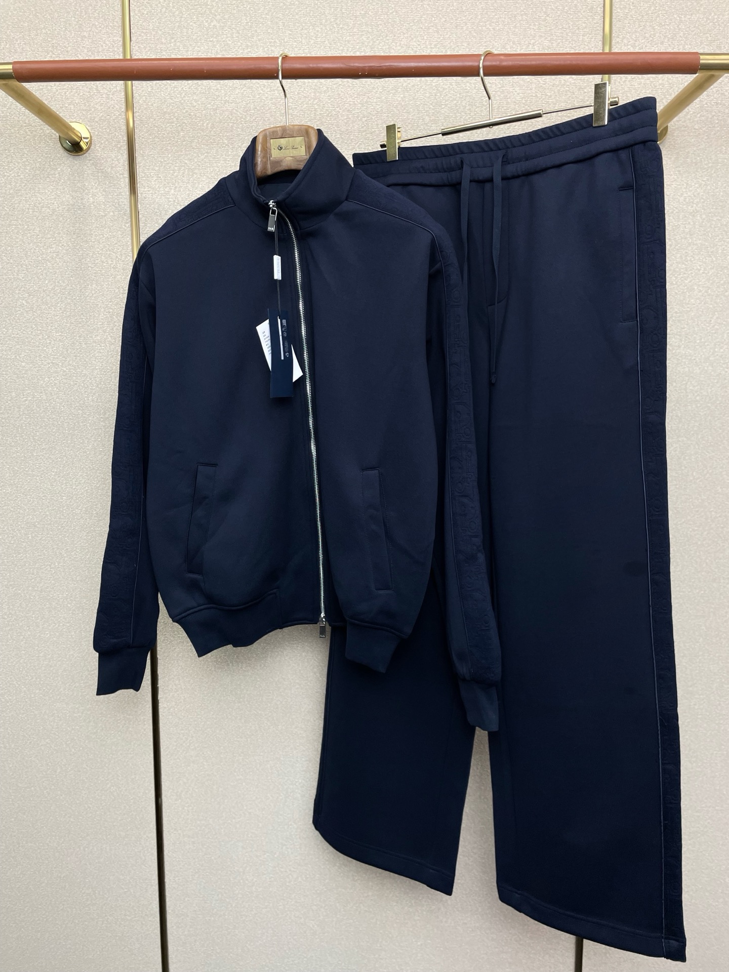 NO:683386,Tops and trousers are exclusively available at P.Dior Dior's new counters. The sports suits are the same for men and women. They are breathable, comfortable, casual and high-end. They are full of exquisite details and impeccable workmanship!  The original high-end fabric is very high-end!  The fabric is soft, delicate and smooth, neat and stylish. Size S-XL,, dior, dior, jackets & coats,19860909上衣、长裤P.Dior迪奥独家专供新款专柜同款运动套装 夹克运动套装男女同款透气舒适休闲高级感满满细节精致高档,做工无可挑剔！原版高端面料很显高级！面料柔软细腻柔滑 利落有型.码数S-XL,,dior,dior,jackets & coats,,Men's clothing