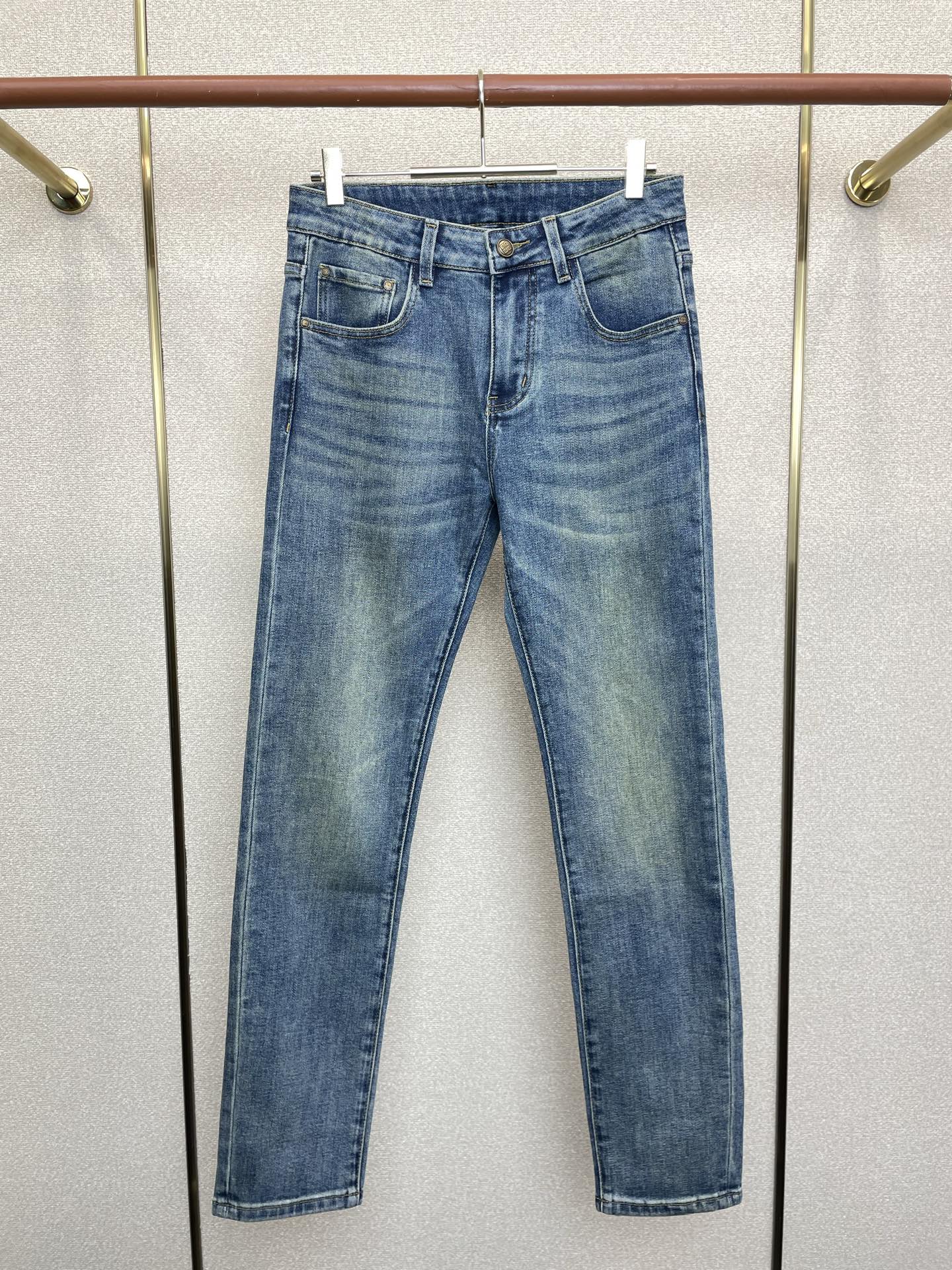 NO:684947,.GIVENCHY Exclusively offers high-end versions of new casual jeans!  Custom-made fabrics at the counter are highly breathable and comfortable, with impeccable details and brand element design concepts, reflecting high quality. It feels delicate and soft!  It presents a casual cut and the upper body shape is awesome!  Code number 28-38,,givenchy,givenchy,jeans,19860909.GIVENCHY纪梵希独家专供新款休闲牛仔裤高端版本！专柜定制面料 透气舒适度高,细节无可挑剔,品牌元素设计理念,体现高品质.手感细腻柔软！呈现休闲裁剪,上身版型超赞！ 码数28-38,,givenchy,givenchy,jeans,,Men's clothing