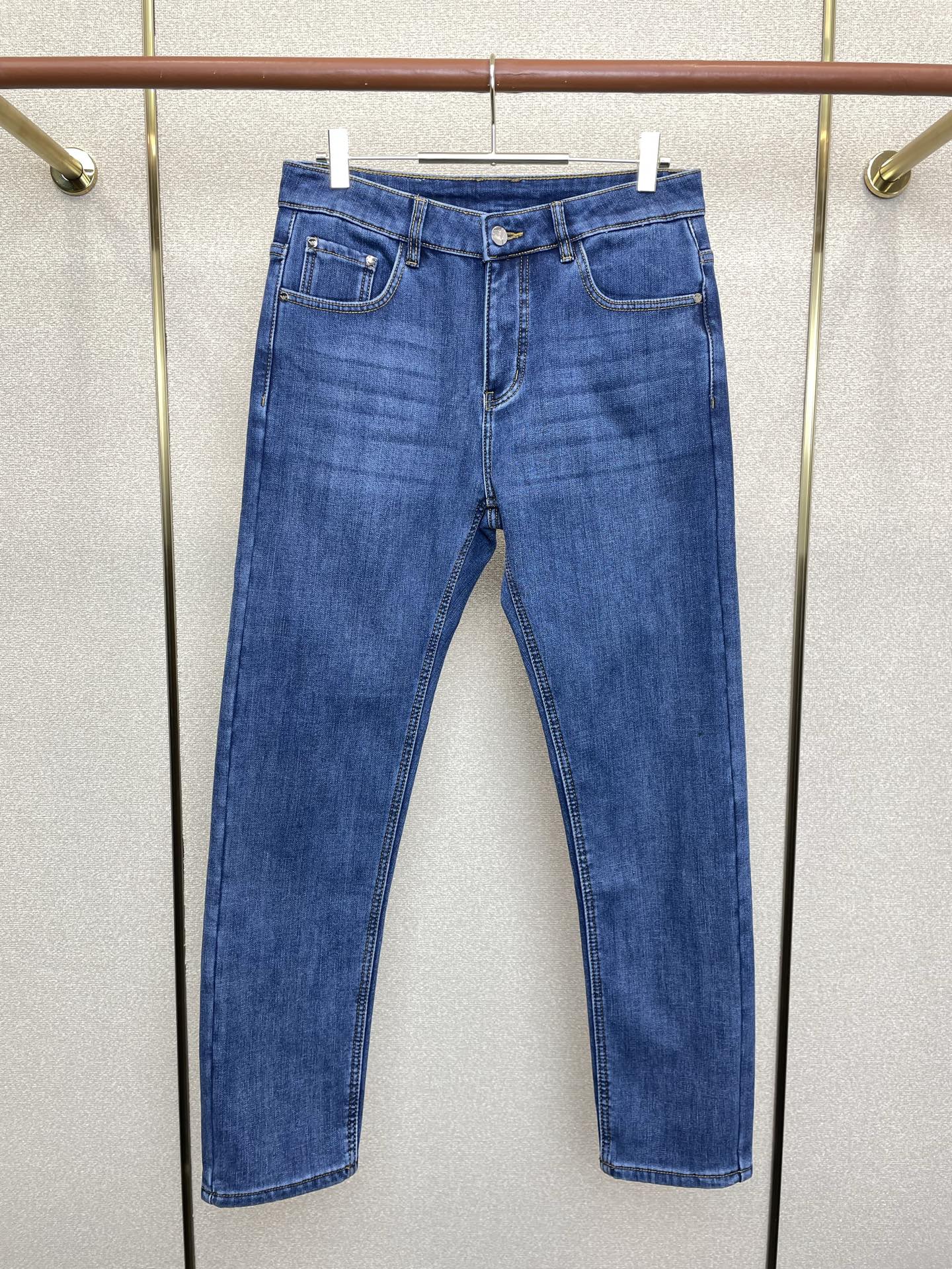 NO:684978,.ARMANI Armani fleece jeans are exclusively for high-end versions of new casual jeans!  Custom-made fabrics at the counter are highly breathable and comfortable, with impeccable details and brand element design concepts, reflecting high quality. It feels delicate and soft!  It presents a casual cut and the upper body shape is awesome!  Code number 28-38,,armani,armani,jeans,19860909.ARMANI阿玛尼加绒牛仔裤独家专供新款休闲牛仔裤高端版本！专柜定制面料 透气舒适度高,细节无可挑剔,品牌元素设计理念,体现高品质.手感细腻柔软！呈现休闲裁剪,上身版型超赞！ 码数28-38,,armani,armani,jeans,,Men's clothing