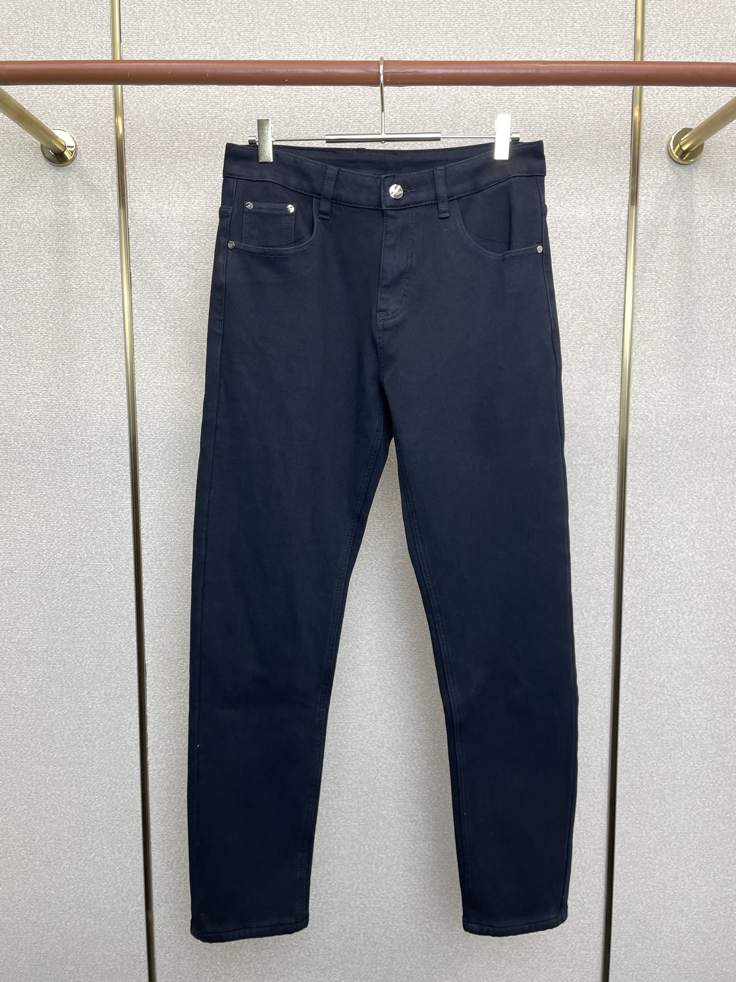 NO:684938,.ARMANI Armani fleece jeans are exclusively for high-end versions of new casual jeans!  Custom-made fabrics at the counter are highly breathable and comfortable, with impeccable details and brand element design concepts, reflecting high quality. It feels delicate and soft!  It presents a casual cut and the upper body shape is awesome!  Code number 28-38,,armani,armani,jeans,19860909.ARMANI阿玛尼加绒牛仔裤独家专供新款休闲牛仔裤高端版本！专柜定制面料 透气舒适度高,细节无可挑剔,品牌元素设计理念,体现高品质.手感细腻柔软！呈现休闲裁剪,上身版型超赞！ 码数28-38,,armani,armani,jeans,,Men's clothing