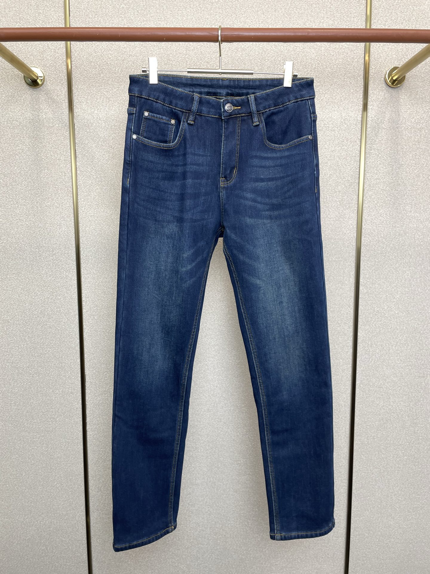 NO:684968,.Prada's fleece jeans are exclusively for high-end versions of new casual jeans!  Custom-made fabrics at the counter are highly breathable and comfortable, with impeccable details and brand element design concepts, reflecting high quality. It feels delicate and soft!  It presents a casual cut and the upper body shape is awesome!  Code number 29-38,,prada,prada,jeans,19860909.Prada普拉达加绒牛仔裤独家专供新款休闲牛仔裤高端版本！专柜定制面料 透气舒适度高,细节无可挑剔,品牌元素设计理念,体现高品质.手感细腻柔软！呈现休闲裁剪,上身版型超赞！ 码数29-38,,prada,prada,jeans,,Men's clothing