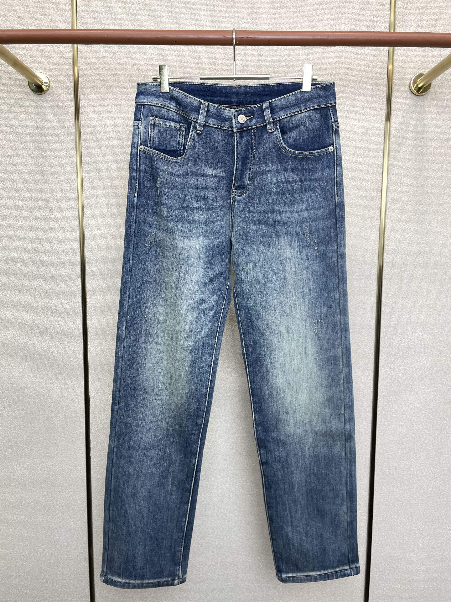 NO:691676,.Burberry's velvet jeans are the new high-end version of casual jeans that are popular among all sellers!  Custom-made fabrics at the counter are highly breathable and comfortable, with impeccable details and brand element design concepts, reflecting high quality. It feels delicate and soft!  It presents a casual cut and the upper body shape is awesome!  Code number 29-38,,burberry,burberry,jeans,19860909.Burberry巴宝莉加绒牛仔裤砸锅卖铁都要上的新款新款休闲牛仔裤高端版本！专柜定制面料 透气舒适度高,细节无可挑剔,品牌元素设计理念,体现高品质.手感细腻柔软！呈现休闲裁剪,上身版型超赞！ 码数29-38,,burberry,burberry,jeans,,Men's clothing