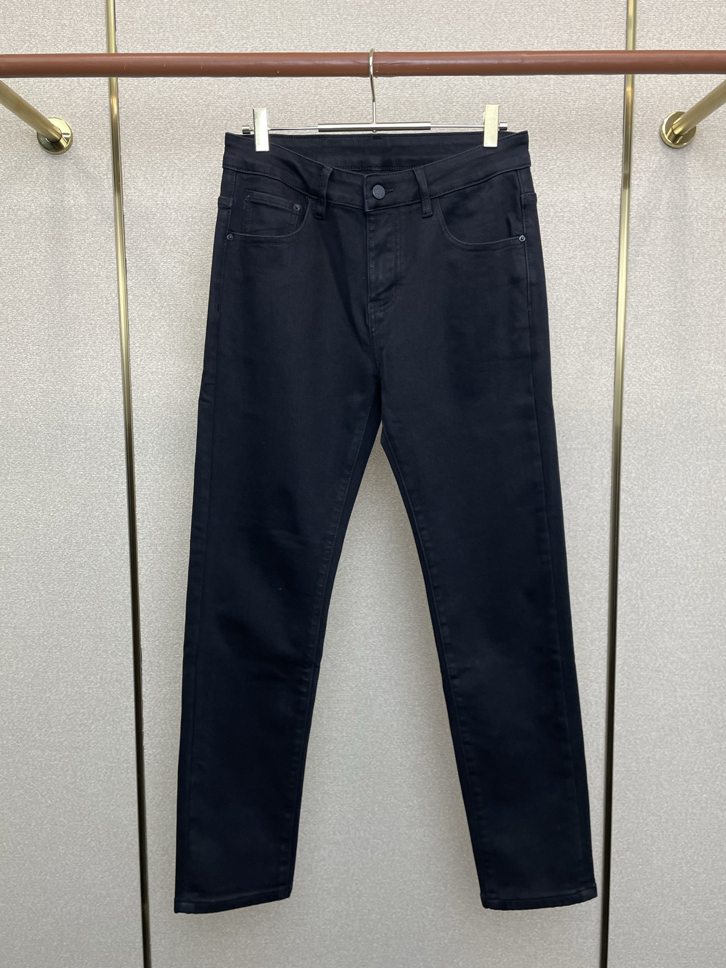 NO:684943,.Balenciaga brushed jeans are exclusively for high-end versions of new casual jeans!  Custom-made fabrics at the counter are highly breathable and comfortable, with impeccable details and brand element design concepts, reflecting high quality. It feels delicate and soft!  It presents a casual cut and the upper body shape is awesome!  Code number 29-38,,balenciaga,balenciaga,jeans,19860909.Balenciaga巴黎世家磨毛牛仔裤独家专供新款休闲牛仔裤高端版本！专柜定制面料 透气舒适度高,细节无可挑剔,品牌元素设计理念,体现高品质.手感细腻柔软！呈现休闲裁剪,上身版型超赞！ 码数29-38,,balenciaga,balenciaga,jeans,,Men's clothing