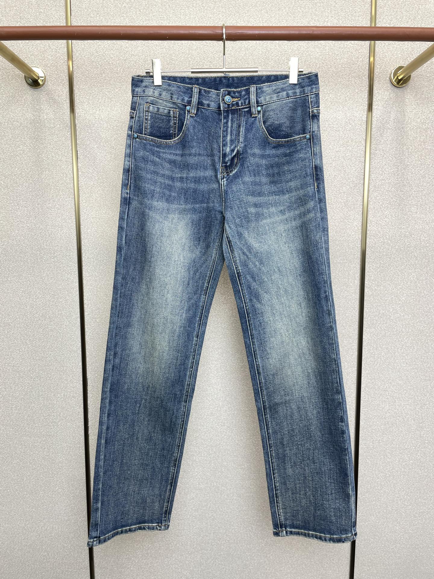 NO:684935,.LP-Loro Piana exclusively provides high-end versions of new casual jeans!  Custom-made fabrics at the counter are highly breathable and comfortable, with impeccable details and brand element design concepts, reflecting high quality. It feels delicate and soft!  It presents a casual cut and the upper body shape is awesome!  Code number 29-38,,loro piana,loro piana,jeans,19860909.LP-Loro Piana诺悠翩雅独家专供新款休闲牛仔裤高端版本！专柜定制面料 透气舒适度高,细节无可挑剔,品牌元素设计理念,体现高品质.手感细腻柔软！呈现休闲裁剪,上身版型超赞！ 码数29-38,,loro piana,loro piana,jeans,,Men's clothing