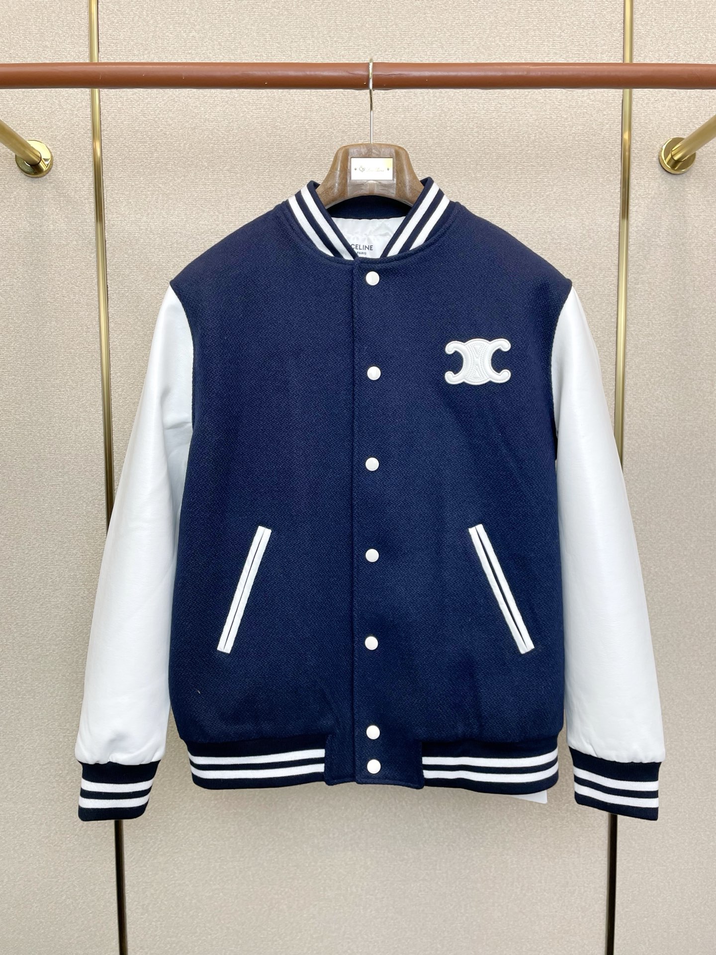 NO:691708,.CELINE Celine's new and popular men's casual baseball uniforms. High-end customization of alphabet-emblem baseball uniforms. High-end version. Fashionable and versatile imported fabrics. Super soft and delicate feel. Skin-friendly and comfortable to wear. High-end boutique. The upper body is finely made by the OEM. It's a must-have item for men. All three standards are complete. Code number: 36.38.40.42,,celine,celine,19860909.CELINE赛琳砸锅卖铁都要上的新款新款原单男士休闲棒球服 字母章仔棒球服高端定制 高端版本 时尚百搭爆款进口面料 手感超柔软细腻 穿着亲肤舒适 高端精品 代工厂精细做上身非常赞 男士必备单品 三标齐全 码数36.38.40.42,,celine,celine,,Men's clothing