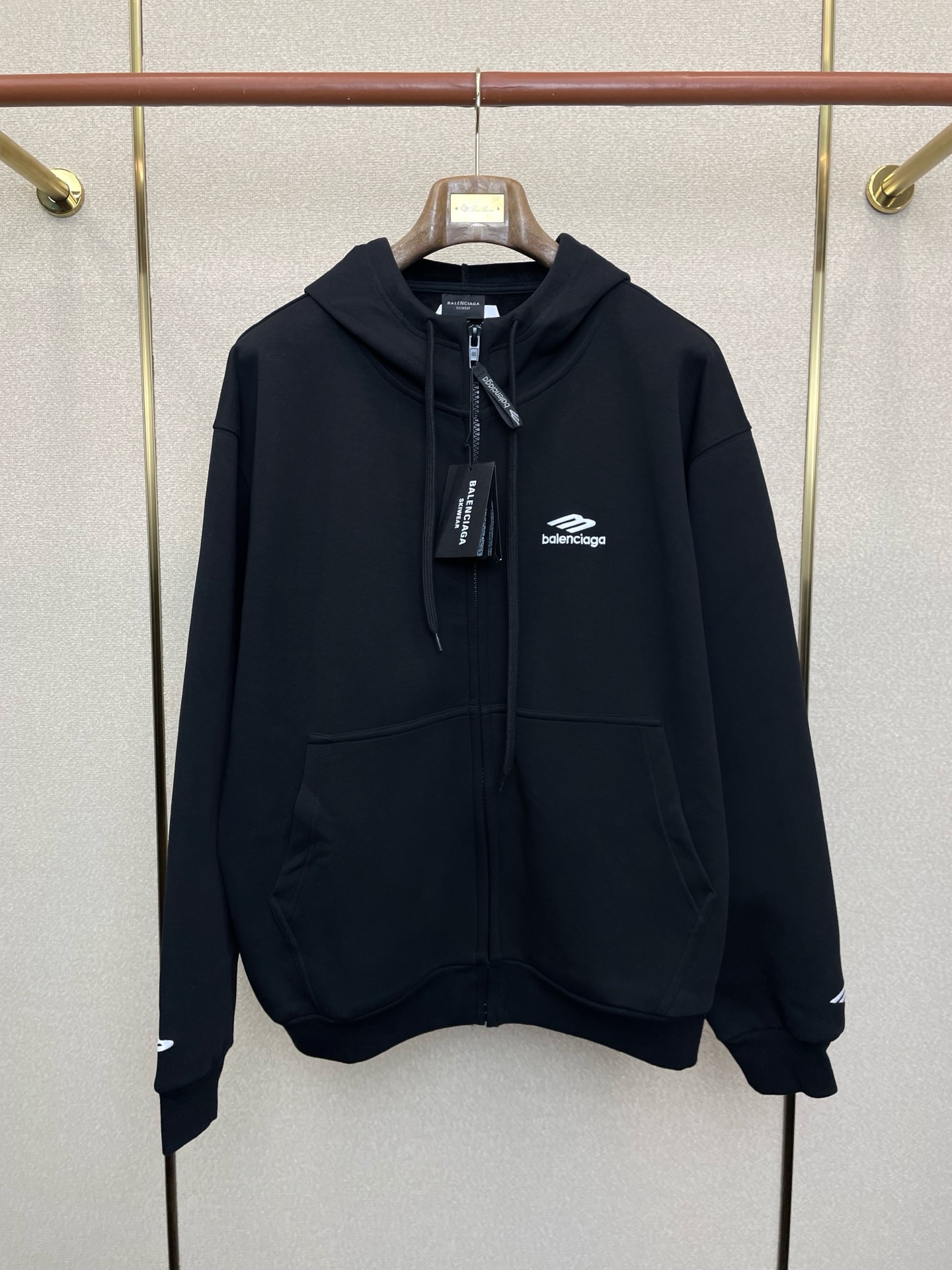 NO:691704,.Balenciaga's new and original men's casual hooded sweatshirts are sold at all prices. Ski series velvet hooded zipper sweatshirts. High-end customization. High-end version. Fashionable and versatile imported fabrics. Super soft and delicate feel. Skin-friendly and comfortable to wear. High-end boutique. The upper body is exquisitely made by the factory. Men's must-have items. Three complete standards. Size S-L,,balenciaga,balenciaga,hoodie,sweatshirts,hats,19860909.Balenciaga巴黎世家砸锅卖铁都要上的新款新款原单男士休闲连帽卫衣 滑雪系列天鹅绒连帽拉链卫衣 高端定制 高端版本 时尚百搭爆款进口面料 手感超柔软细腻 穿着亲肤舒适 高端精品 代工厂精细做上身非常赞 男士必备单品 三标齐全 码数S-L,,balenciaga,balenciaga,hoodie,sweatshirts,hats,,Men's clothing