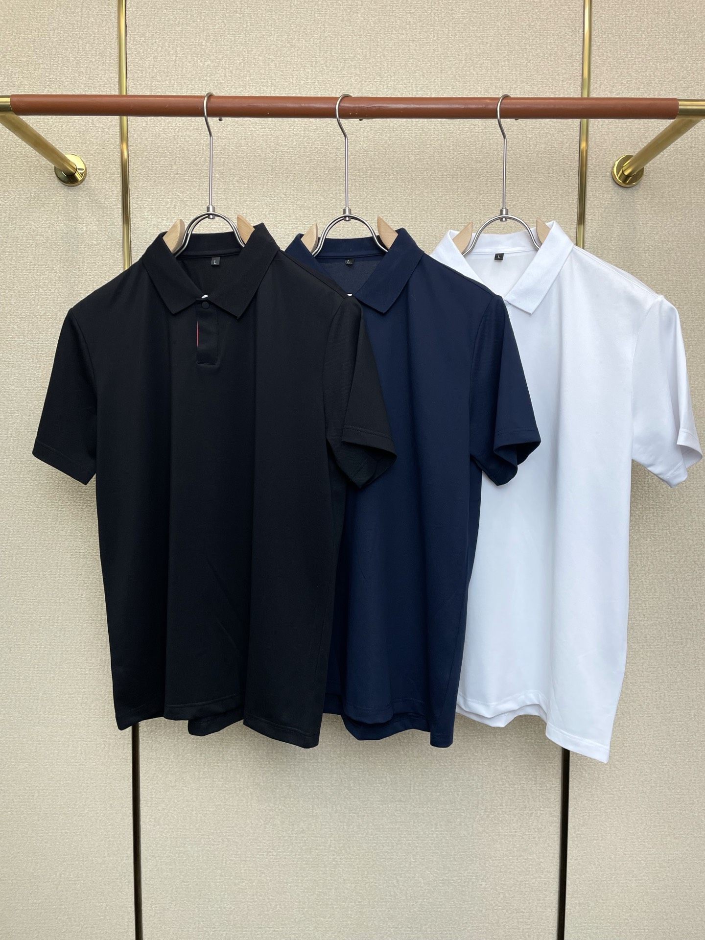 NO:691680,.Moncler's new and original single men's casual lapel short-sleeve, high-end customization, high-end version, fashionable and versatile imported fabrics, super soft and delicate feel, skin-friendly and comfortable to wear, high-end boutique, exquisite upper body made by the factory, very good, a must-have item for men, complete with three standards, code number 48-58,, Moncler, T-shirt,19860909.Moncler蒙口砸锅卖铁都要上的新款新款原单男士休闲翻领短袖 高端定制 高端版本 时尚百搭爆款进口面料 手感超柔软细腻 穿着亲肤舒适 高端精品 代工厂精细做上身非常赞 男士必备单品 三标齐全 码数48-58,,Moncler,T-shirt,,Men's clothing