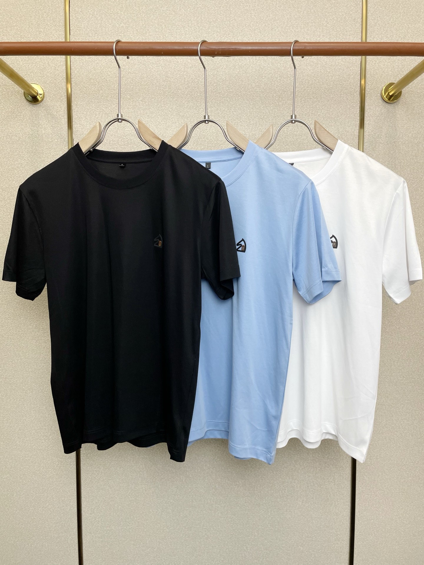 NO:684993,.Hermès exclusively offers new original men's casual short sleeves. High-end customization. High-end version. Fashionable and versatile imported fabrics. Super soft and delicate feel. Skin-friendly and comfortable to wear. High-end boutique. The upper body is exquisitely made by the factory. A must-have item for men. Complete with three standards. Size 48-58,, hermes, hermes, T-shirt,19860909.Hermès爱马仕独家专供新款原单男士休闲短袖 高端定制 高端版本 时尚百搭爆款进口面料 手感超柔软细腻 穿着亲肤舒适 高端精品 代工厂精细做上身非常赞 男士必备单品 三标齐全 码数48-58,,hermes,hermes,T-shirt,,Men's clothing