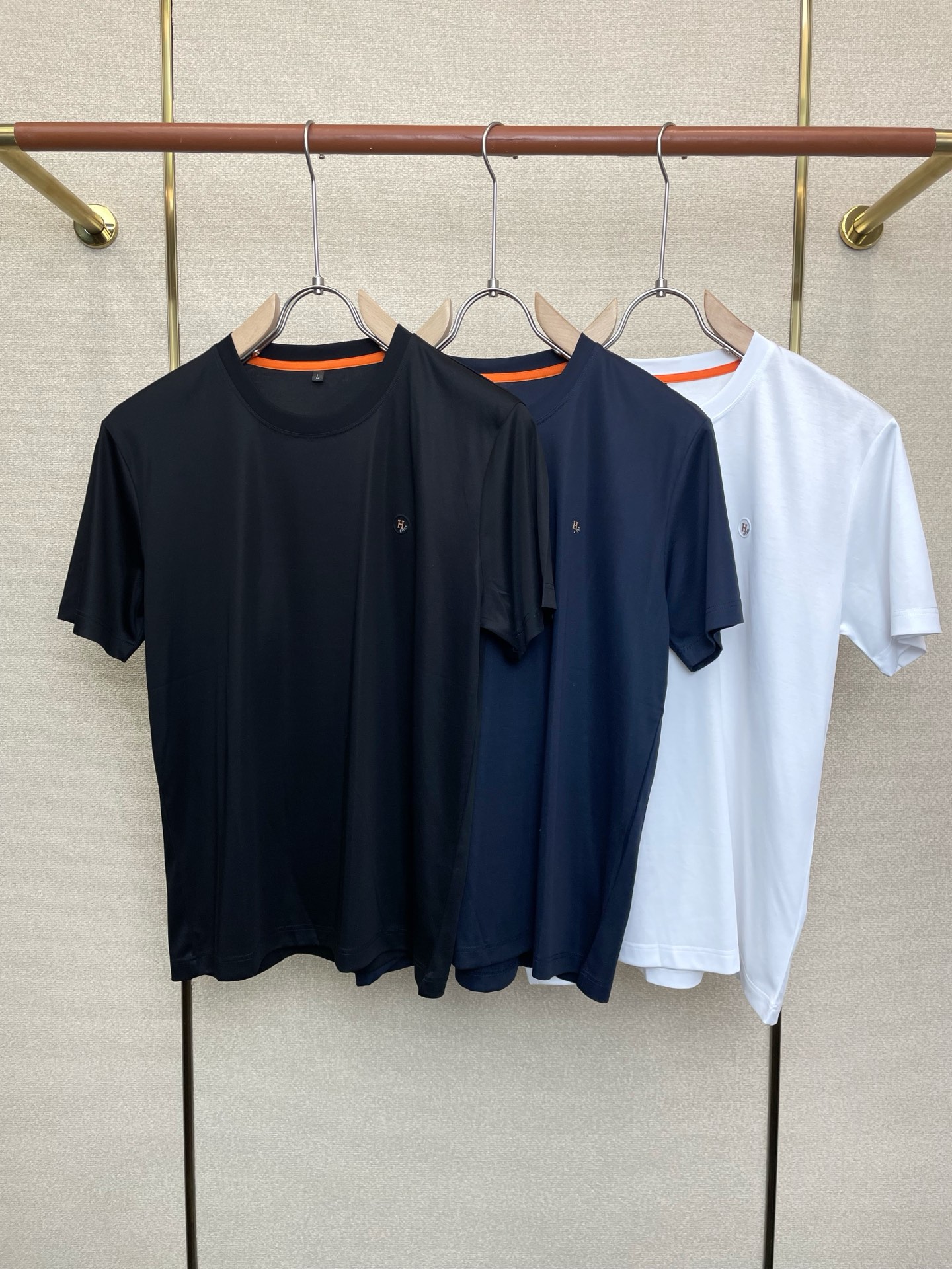 NO:684997,.Hermès exclusively offers new original men's casual short sleeves. High-end customization. High-end version. Fashionable and versatile imported fabrics. Super soft and delicate feel. Skin-friendly and comfortable to wear. High-end boutique. The upper body is exquisitely made by the factory. A must-have item for men. Complete with three standards. Size 48-58,, hermes, hermes, T-shirt,19860909.Hermès爱马仕独家专供新款原单男士休闲短袖 高端定制 高端版本 时尚百搭爆款进口面料 手感超柔软细腻 穿着亲肤舒适 高端精品 代工厂精细做上身非常赞 男士必备单品 三标齐全 码数48-58,,hermes,hermes,T-shirt,,Men's clothing