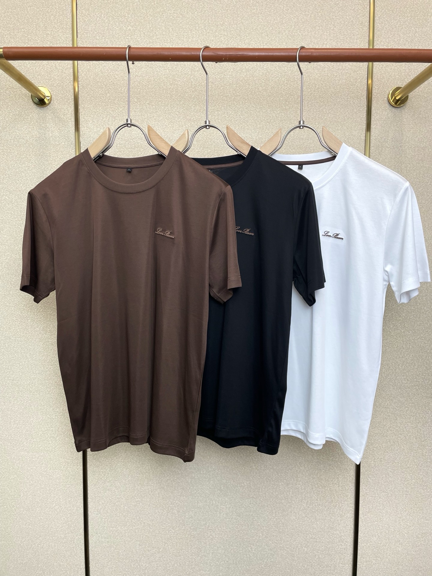 NO:691691,.LP-Loro Piana is a must-have new model of original men's casual short-sleeves. High-end customization. High-end version. Fashionable and versatile imported fabrics. Super soft and delicate feel. Skin-friendly and comfortable to wear. High-end boutique. The upper body is finely made by the factory. It is a must-have item for men. All three labels are complete. Size 48-58,, loro piana, loro piana, T-shirt,19860909.LP-Loro Piana诺悠翩雅砸锅卖铁都要上的新款新款原单男士休闲短袖 高端定制 高端版本 时尚百搭爆款进口面料 手感超柔软细腻 穿着亲肤舒适 高端精品 代工厂精细做上身非常赞 男士必备单品 三标齐全 码数48-58,,loro piana,loro piana,T-shirt,,Men's clothing