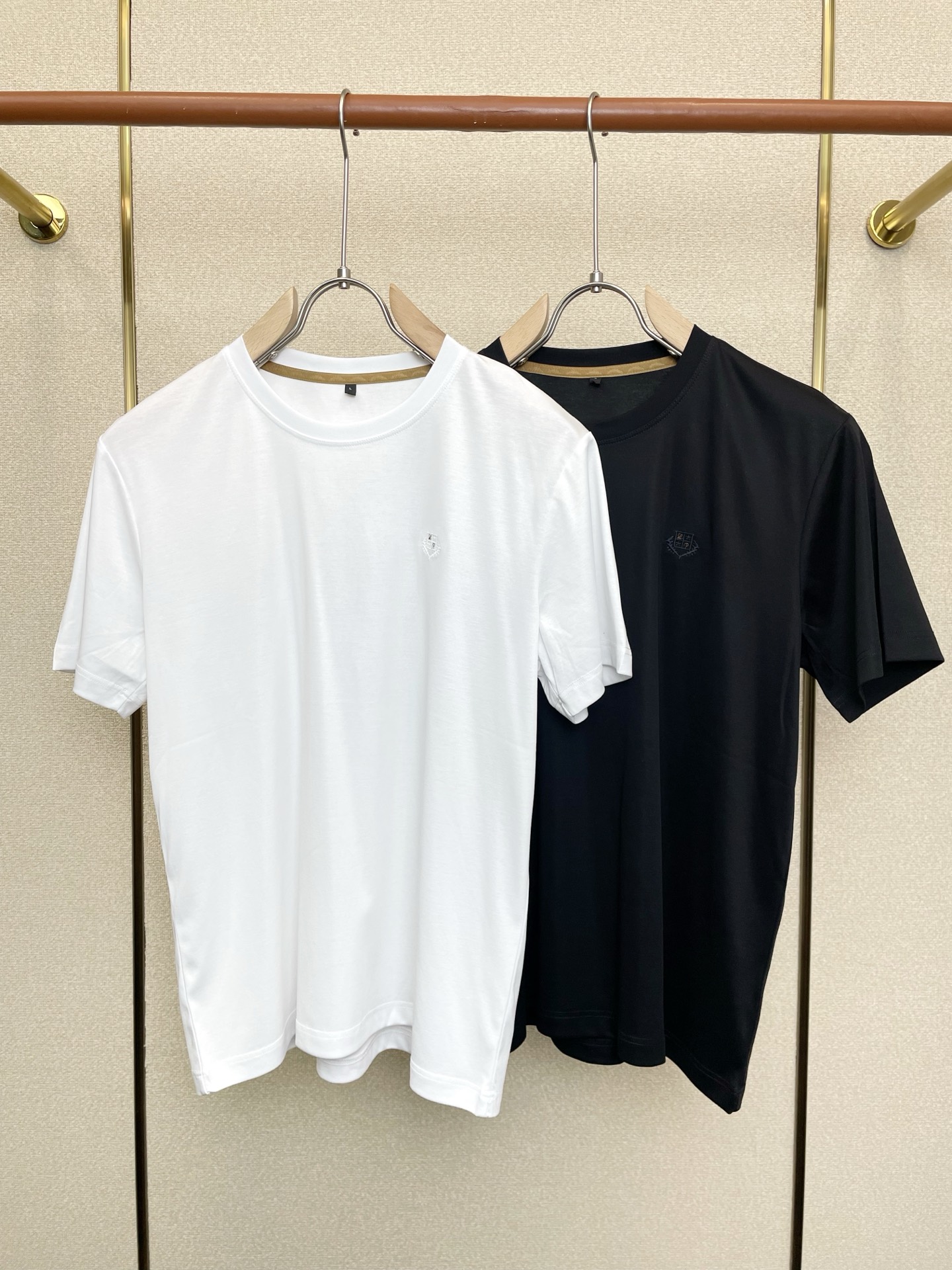 NO:691672,.LP-Loro Piana is a must-have new model of original men's casual short-sleeves. High-end customization. High-end version. Fashionable and versatile imported fabrics. Super soft and delicate feel. Skin-friendly and comfortable to wear. High-end boutique. The upper body is finely made by the factory. It is a must-have item for men. All three labels are complete. Size 48-58,, loro piana, loro piana, T-shirt,19860909.LP-Loro Piana诺悠翩雅砸锅卖铁都要上的新款新款原单男士休闲短袖 高端定制 高端版本 时尚百搭爆款进口面料 手感超柔软细腻 穿着亲肤舒适 高端精品 代工厂精细做上身非常赞 男士必备单品 三标齐全 码数48-58,,loro piana,loro piana,T-shirt,,Men's clothing