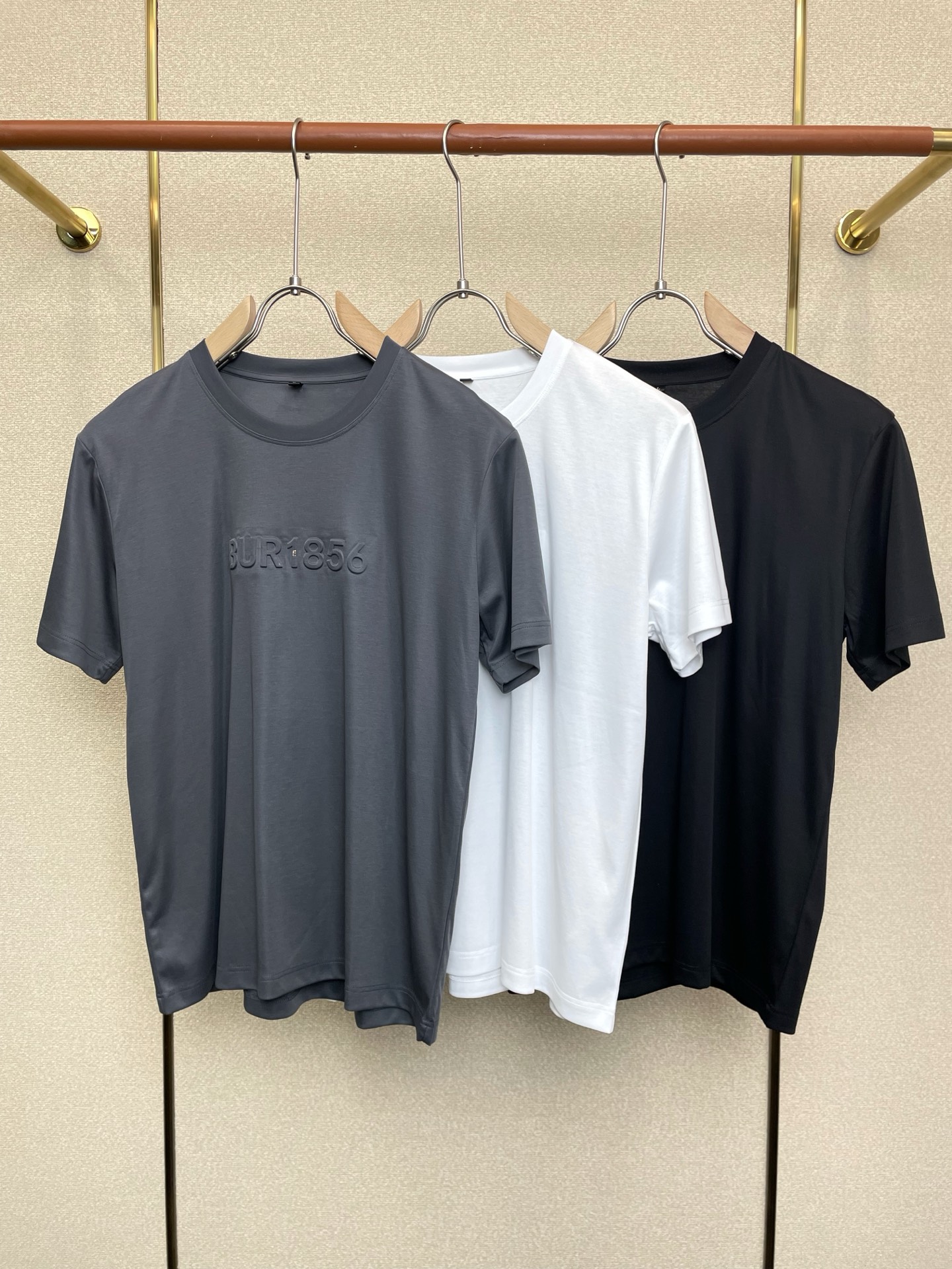 NO:684986,.Burberry exclusively supplies new original men's casual short sleeves. High-end customization. High-end version. Fashionable and versatile imported fabrics. Super soft and delicate feel. Skin-friendly and comfortable to wear. High-end boutique. The upper body is exquisitely made by the factory. A must-have item for men. Complete with three standards. Size 48-58,,burberry,burberry,T-shirt,19860909.Burberry巴宝莉独家专供新款原单男士休闲短袖 高端定制 高端版本 时尚百搭爆款进口面料 手感超柔软细腻 穿着亲肤舒适 高端精品 代工厂精细做上身非常赞 男士必备单品 三标齐全 码数48-58,,burberry,burberry,T-shirt,,Men's clothing