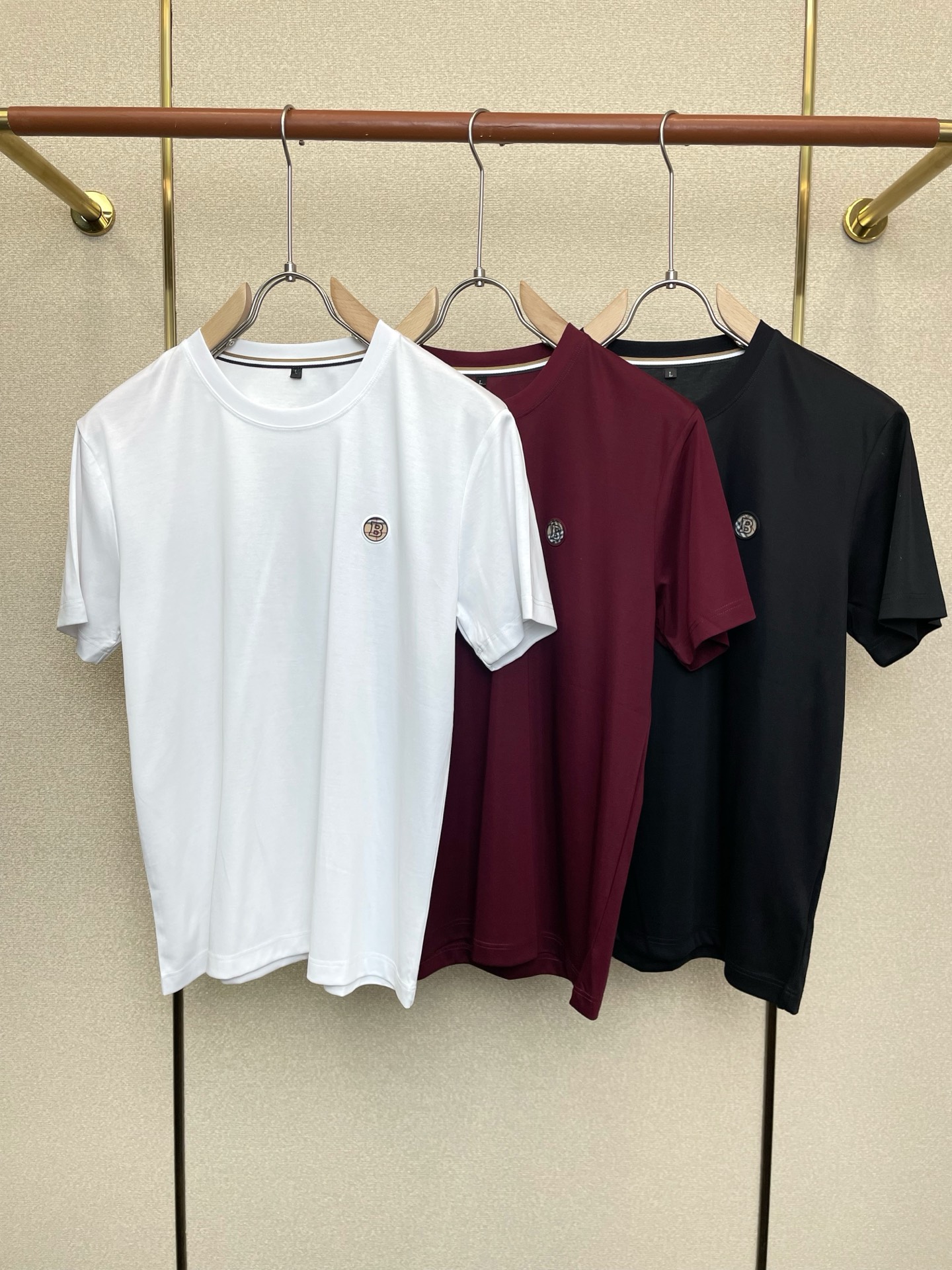 NO:691668,.Burberry's new and popular original men's casual short-sleeves, high-end customization, high-end version, fashionable and versatile imported fabrics, super soft and delicate to the touch, skin-friendly and comfortable to wear, high-end boutique, exquisite upper body made by the factory, very good, men's must-have item, complete with three standards, code number 48-58,, burberry, burberry, T-shirt,19860909.Burberry巴宝莉砸锅卖铁都要上的新款新款原单男士休闲短袖 高端定制 高端版本 时尚百搭爆款进口面料 手感超柔软细腻 穿着亲肤舒适 高端精品 代工厂精细做上身非常赞 男士必备单品 三标齐全 码数48-58,,burberry,burberry,T-shirt,,Men's clothing