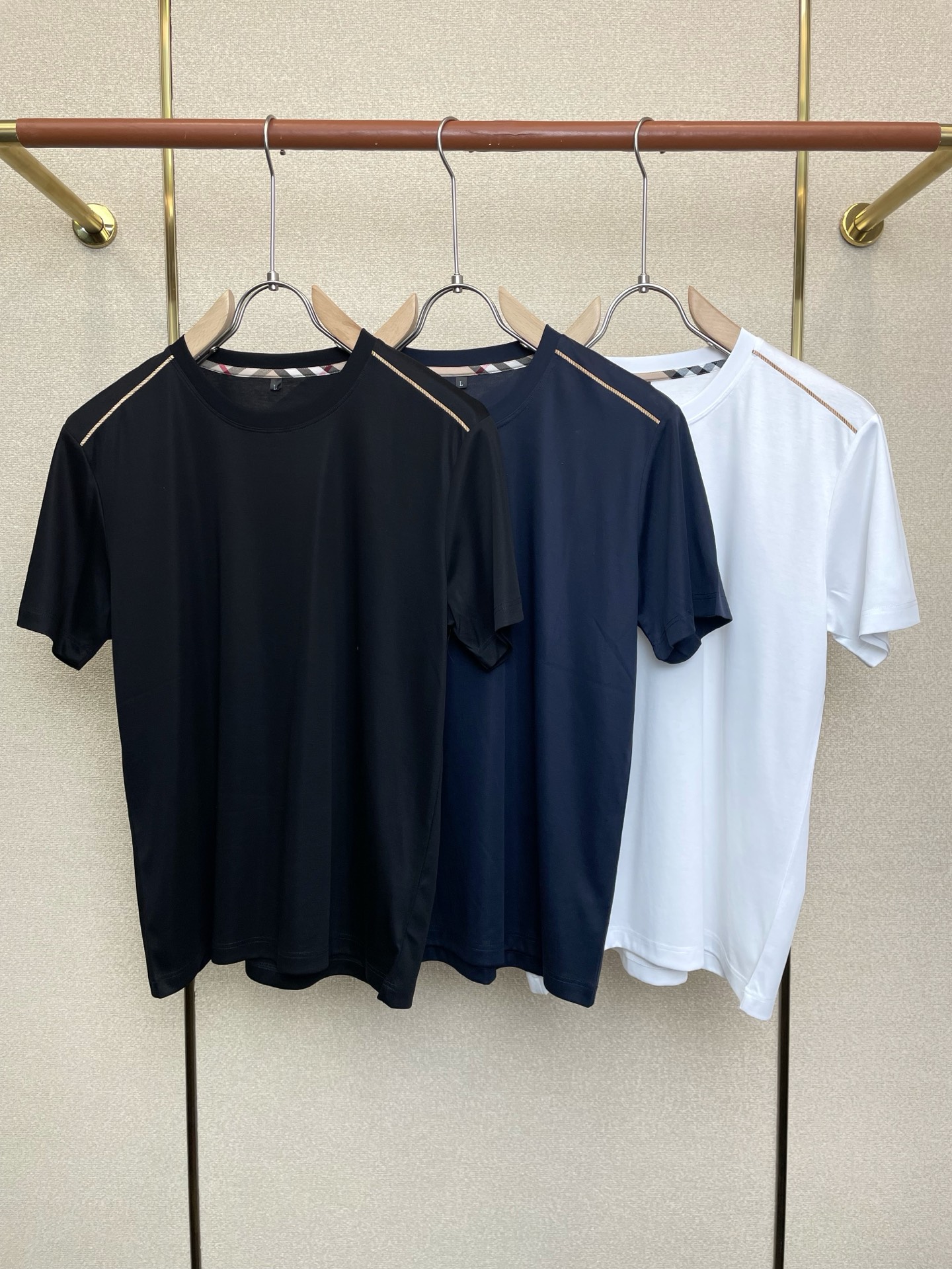 NO:685011,.Burberry exclusively supplies new original men's casual short sleeves. High-end customization. High-end version. Fashionable and versatile imported fabrics. Super soft and delicate feel. Skin-friendly and comfortable to wear. High-end boutique. The upper body is exquisitely made by the factory. A must-have item for men. Complete with three standards. Size 48-58,,burberry,burberry,T-shirt,19860909.Burberry巴宝莉独家专供新款原单男士休闲短袖 高端定制 高端版本 时尚百搭爆款进口面料 手感超柔软细腻 穿着亲肤舒适 高端精品 代工厂精细做上身非常赞 男士必备单品 三标齐全 码数48-58,,burberry,burberry,T-shirt,,Men's clothing