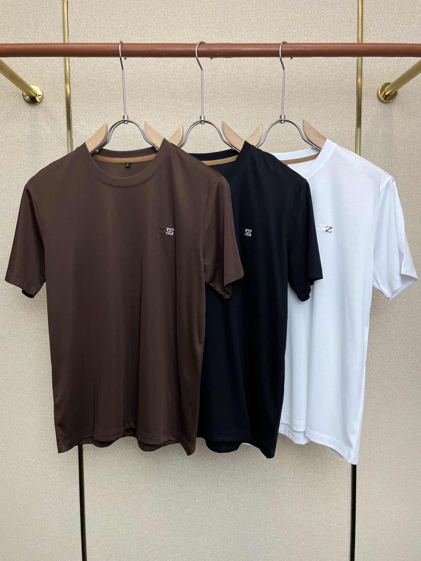 NO:685001,.ZEGNA Zegna exclusively supplies the new original men's casual short-sleeves, high-end customization, high-end version, fashionable and versatile imported fabrics, super soft and delicate to the touch, skin-friendly and comfortable to wear, high-end boutique, the upper body is exquisitely made by the factory, a must-have item for men, complete with three standards, yardage 48-58,,zegna,T-shirt,19860909.ZEGNA杰尼亚独家专供新款原单男士休闲短袖 高端定制 高端版本 时尚百搭爆款进口面料 手感超柔软细腻 穿着亲肤舒适 高端精品 代工厂精细做上身非常赞 男士必备单品 三标齐全 码数48-58,,zegna,T-shirt,,Men's clothing