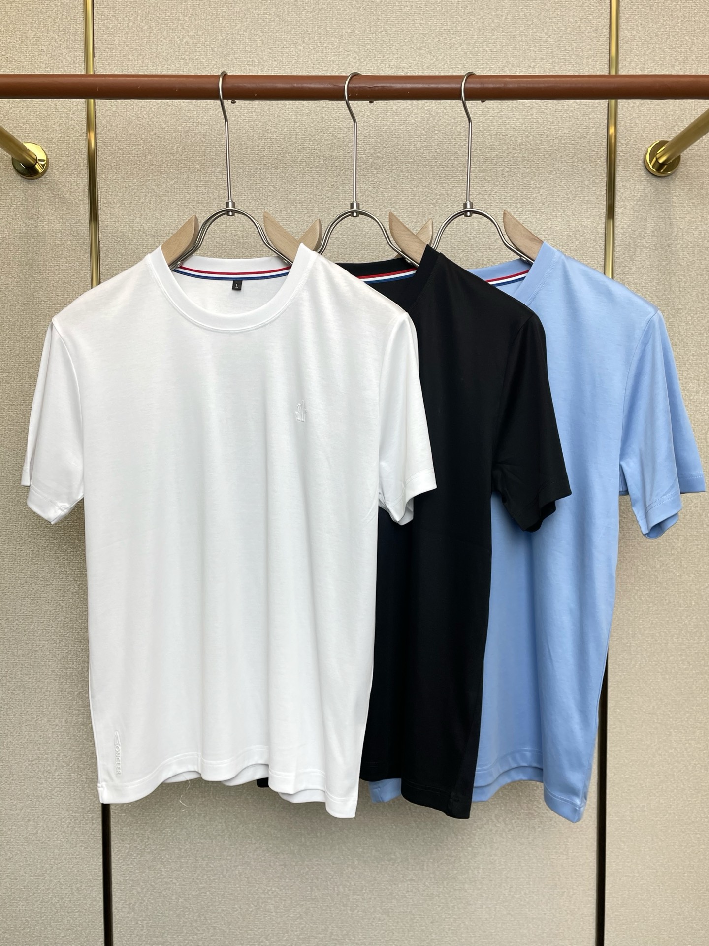 NO:691681,.Moncler's new and original men's casual short-sleeves are the most popular ones. High-end customization. High-end version. Fashionable and versatile imported fabrics. Super soft and delicate feel. Skin-friendly and comfortable to wear. High-end boutique. The upper body is finely made by the factory. It's a must-have item for men. Three standards are complete. Size 48-58, Moncler, T-shirt,19860909.Moncler蒙口砸锅卖铁都要上的新款新款原单男士休闲短袖 高端定制 高端版本 时尚百搭爆款进口面料 手感超柔软细腻 穿着亲肤舒适 高端精品 代工厂精细做上身非常赞 男士必备单品 三标齐全 码数48-58,,Moncler,T-shirt,,Men's clothing