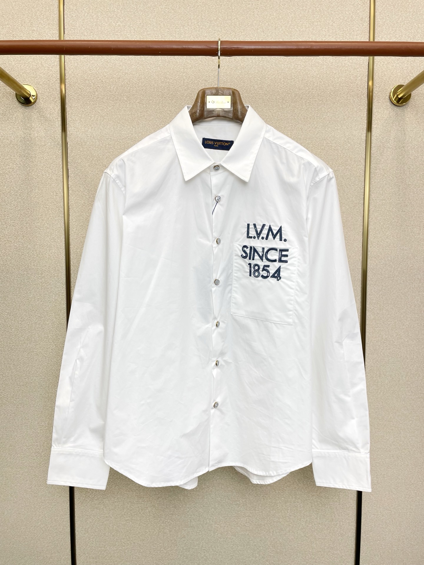 NO:691698,.Louis Vuitton's new original men's casual shirt, embroidered 1854 logo shirt, high-end customization, high-end version, fashionable and versatile, popular imported fabrics, super soft and delicate feel, skin-friendly and comfortable to wear, high-end boutique, factory finely made upper body is very good, men's must-have items, three complete standards, size S-XL,, louis vuitton, louis vuitton, shirts,19860909.Louis Vuitton路易威登砸锅卖铁都要上的新款新款原单男士休闲衬衫 刺绣1854logo衬衫 高端定制 高端版本 时尚百搭爆款进口面料 手感超柔软细腻 穿着亲肤舒适 高端精品 代工厂精细做上身非常赞 男士必备单品 三标齐全 码数S-XL,,louis vuitton,louis vuitton,shirts,,Men's clothing
