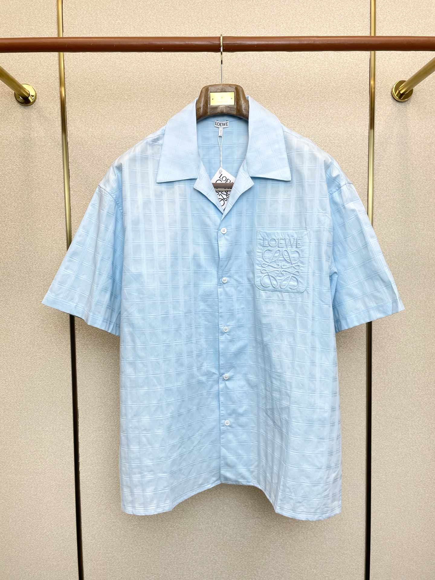 NO:691712,.LOEWE's new and popular men's casual short-sleeved cardigan, high-end customization, high-end version, fashionable and versatile, popular imported fabrics, super soft and delicate to the touch, skin-friendly and comfortable to wear, high-end boutique, exquisite upper body made by the factory, very good, a must-have item for men, complete with three standards, size S-XL,,loewe,loewe,T-shirt,19860909.LOEWE罗意威砸锅卖铁都要上的新款新款原单男士休闲短袖开衫 高端定制 高端版本 时尚百搭爆款进口面料 手感超柔软细腻 穿着亲肤舒适 高端精品 代工厂精细做上身非常赞 男士必备单品 三标齐全 码数S-XL,,loewe,loewe,T-shirt,,Men's clothing