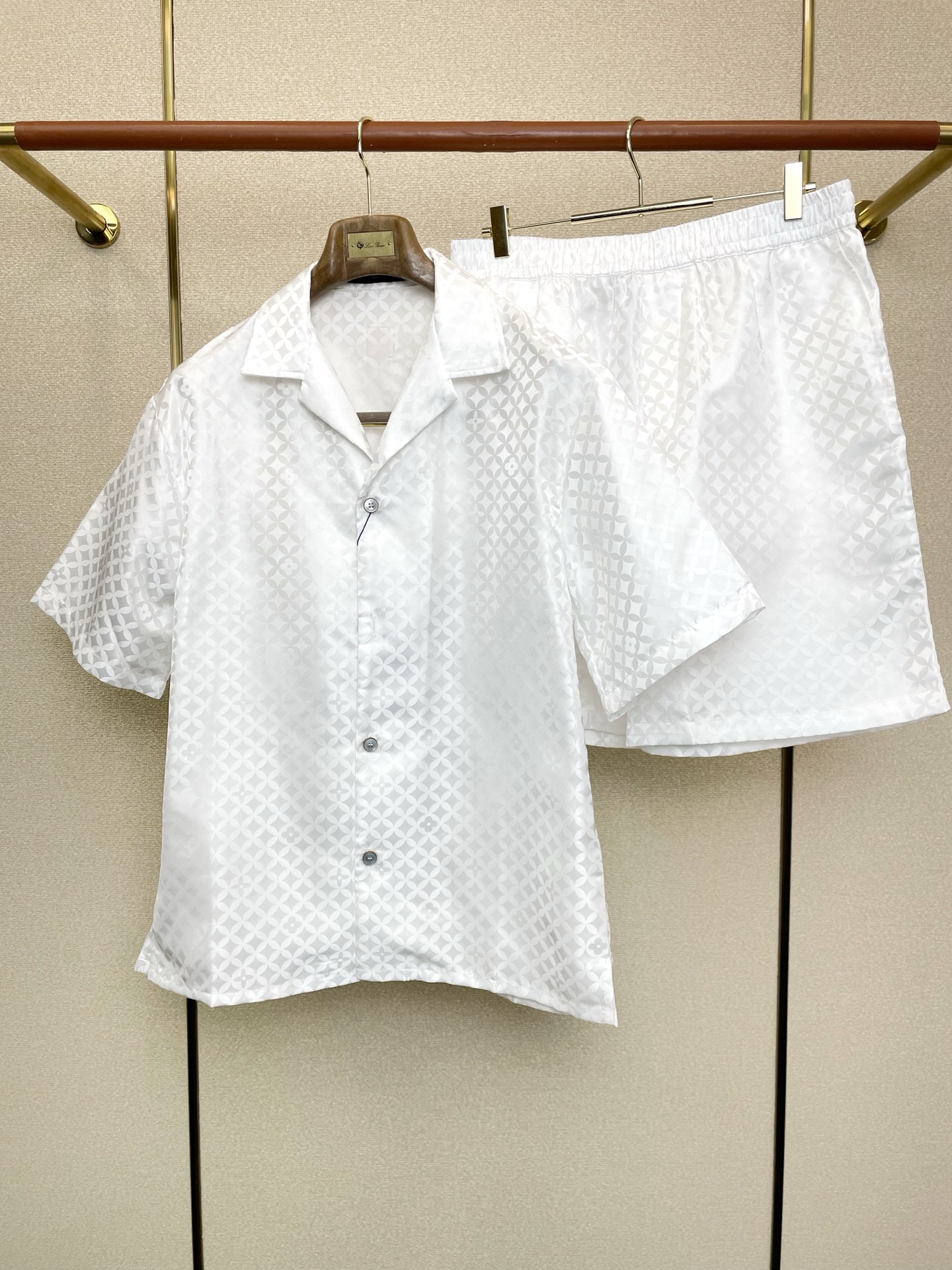 NO:691685,Short sleeves, shorts. Louis Vuitton's new spring and summer new silk suit is the same style at the Louis Vuitton counters. It is breathable, comfortable and casual!  Full of high-end feel!  The details are exquisite and high-end, and the workmanship is impeccable!  The original high-end fabric is very high-end!  The fabric is soft, delicate and comfortable, moisture-absorbent, quick-drying and breathable, neat and stylish. Sizes S-XL, louis vuitton, louis vuitton, shorts, T-shirt,19860909短袖、短裤.Louis Vuitton路易威登砸锅卖铁都要上的新款春夏新款专柜同款蚕丝套装,透气舒适休闲！高级感满满！细节精致高档,做工无可挑剔！原版高端面料很显高级！面料柔软细腻舒适 吸湿速干透气,利落有型.码数S-XL,,louis vuitton,louis vuitton,shorts,T-shirt,,Men's clothing
