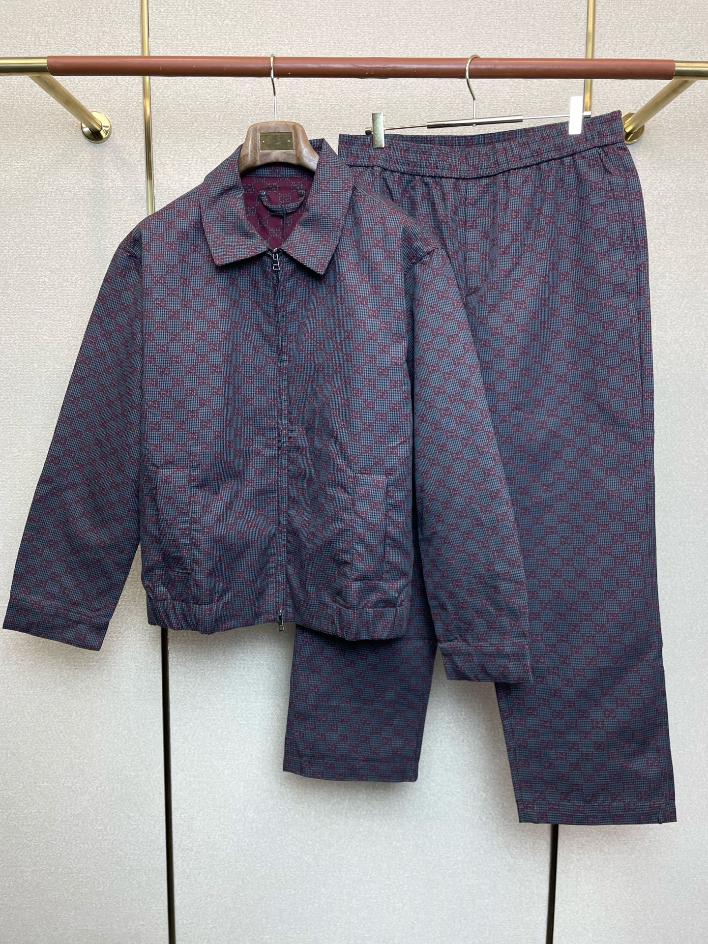 NO:691703,Jacket, trousers P. Gucci's new and new counters have the same style suit that everyone must buy. Color-blocked zipper stand-collar bomber jacket suit. Breathable, comfortable and casual!  Full of high-end feel!  The details are exquisite and high-end, and the workmanship is impeccable!  The original high-end fabric is very high-end!  The fabric is soft, delicate and comfortable, moisture-absorbent, quick-drying and breathable, neat and stylish. Sizes S-XL,, gucci, gucci, jackets & coats,19860909夹克、裤子P.Gucci古驰砸锅卖铁都要上的新款新款专柜同款套装,拼色拉链立领飞行员夹克套装.透气舒适休闲！高级感满满！细节精致高档,做工无可挑剔！原版高端面料很显高级！面料柔软细腻舒适 吸湿速干透气,利落有型.码数S-XL,,gucci,gucci,jackets & coats,,Men's clothing