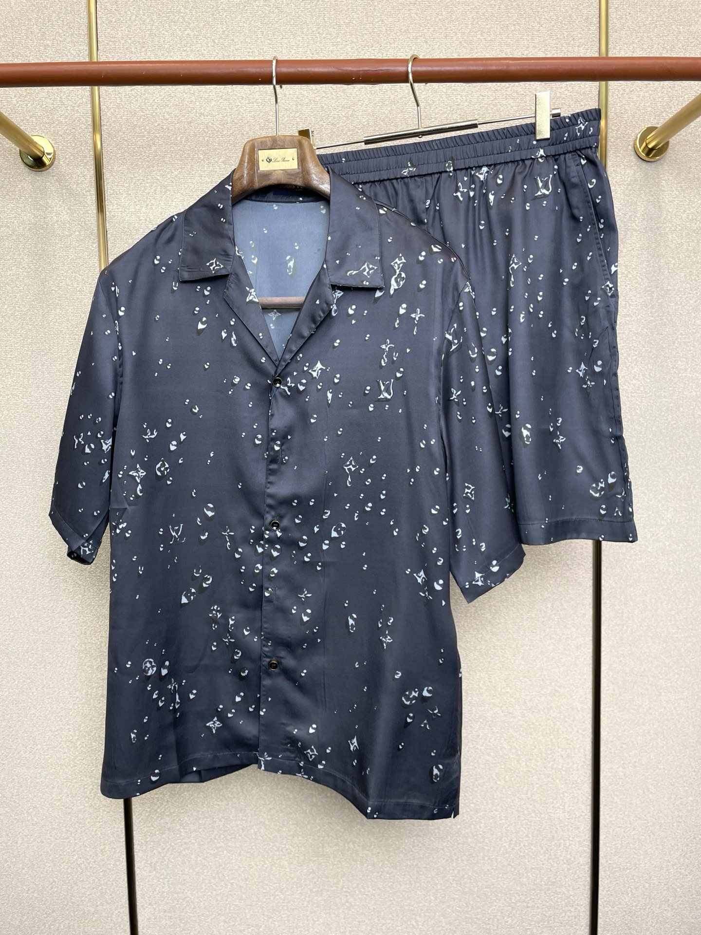 NO:691688,Short-sleeved, shorts P.Louis Vuitton is a must-have new spring and summer style silk suit at the counter, breathable, comfortable and casual!  Full of high-end feel!  The details are exquisite and high-end, and the workmanship is impeccable!  The original high-end fabric is very high-end!  The fabric is soft, delicate and comfortable, moisture-absorbent, quick-drying and breathable, neat and stylish. Sizes S-XL, louis vuitton, louis vuitton, shorts, T-shirt,19860909短袖、短裤P.Louis Vuitton路易威登砸锅卖铁都要上的新款春夏新款专柜同款蚕丝套装,透气舒适休闲！高级感满满！细节精致高档,做工无可挑剔！原版高端面料很显高级！面料柔软细腻舒适 吸湿速干透气,利落有型.码数S-XL,,louis vuitton,louis vuitton,shorts,T-shirt,,Men's clothing