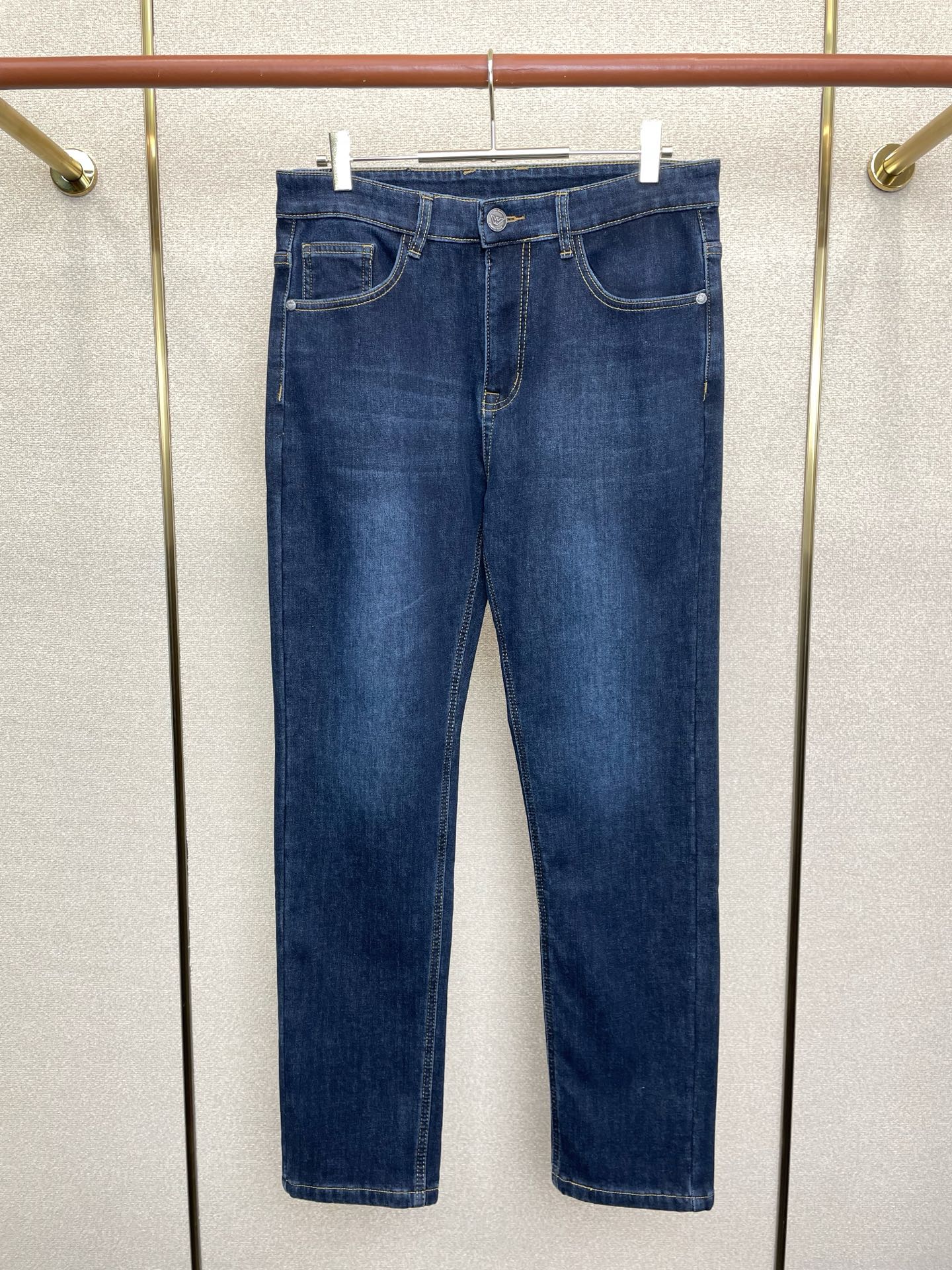 NO:691673,.ARMANI Armani velvet jeans are the new high-end version of casual jeans that are popular among all sellers. Custom-made fabrics at the counter. Highly breathable and comfortable, with impeccable details. The brand element design concept reflects high quality. It feels delicate and soft!  It presents a casual cut and the upper body shape is awesome!  Code number 29-40,,armani,armani,jeans,19860909.ARMANI阿玛尼加绒牛仔裤砸锅卖铁都要上的新款新款休闲牛仔裤高端版本 专柜定制面料 透气舒适度高,细节无可挑剔,品牌元素设计理念,体现高品质.手感细腻柔软！呈现休闲裁剪,上身版型超赞！码数29-40,,armani,armani,jeans,,Men's clothing