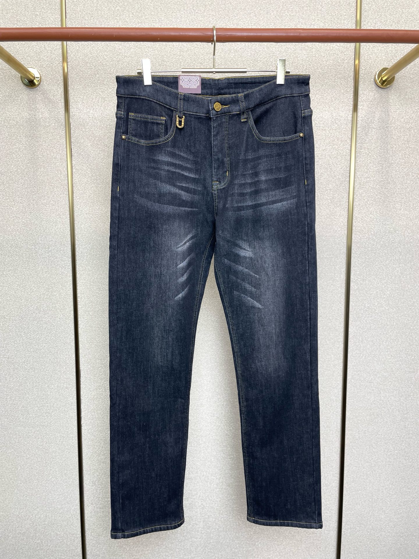 NO:690806,.Louis Vuitton Louis Vuitton velvet jeans are exclusively for the high-end version of new casual jeans. The fabrics are customized at the counter. They are highly breathable and comfortable, with impeccable details. The brand element design concept reflects high quality. It feels delicate and soft!  It presents a casual cut and the upper body shape is awesome!  Code number 29-40,,louis vuitton,louis vuitton,jeans,19860909.Louis Vuitton路易威登加绒牛仔裤独家专供新款休闲牛仔裤高端版本 专柜定制面料 透气舒适度高,细节无可挑剔,品牌元素设计理念,体现高品质.手感细腻柔软！呈现休闲裁剪,上身版型超赞！码数29-40,,louis vuitton,louis vuitton,jeans,,Men's clothing