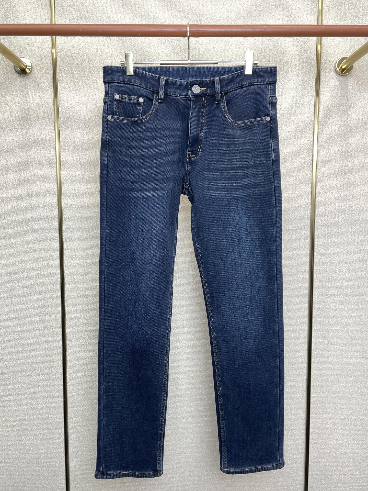 NO:691669,.Prada's velvet jeans are the new high-end version of casual jeans that are popular among all the sellers. Custom-made fabrics at the counter. Highly breathable and comfortable, with impeccable details. The brand element design concept embodies high quality. It feels delicate and soft!  It presents a casual cut and the upper body shape is awesome!  Code number 29-40,,prada,prada,jeans,19860909.Prada普拉达加绒牛仔裤砸锅卖铁都要上的新款新款休闲牛仔裤高端版本 专柜定制面料 透气舒适度高,细节无可挑剔,品牌元素设计理念,体现高品质.手感细腻柔软！呈现休闲裁剪,上身版型超赞！码数29-40,,prada,prada,jeans,,Men's clothing