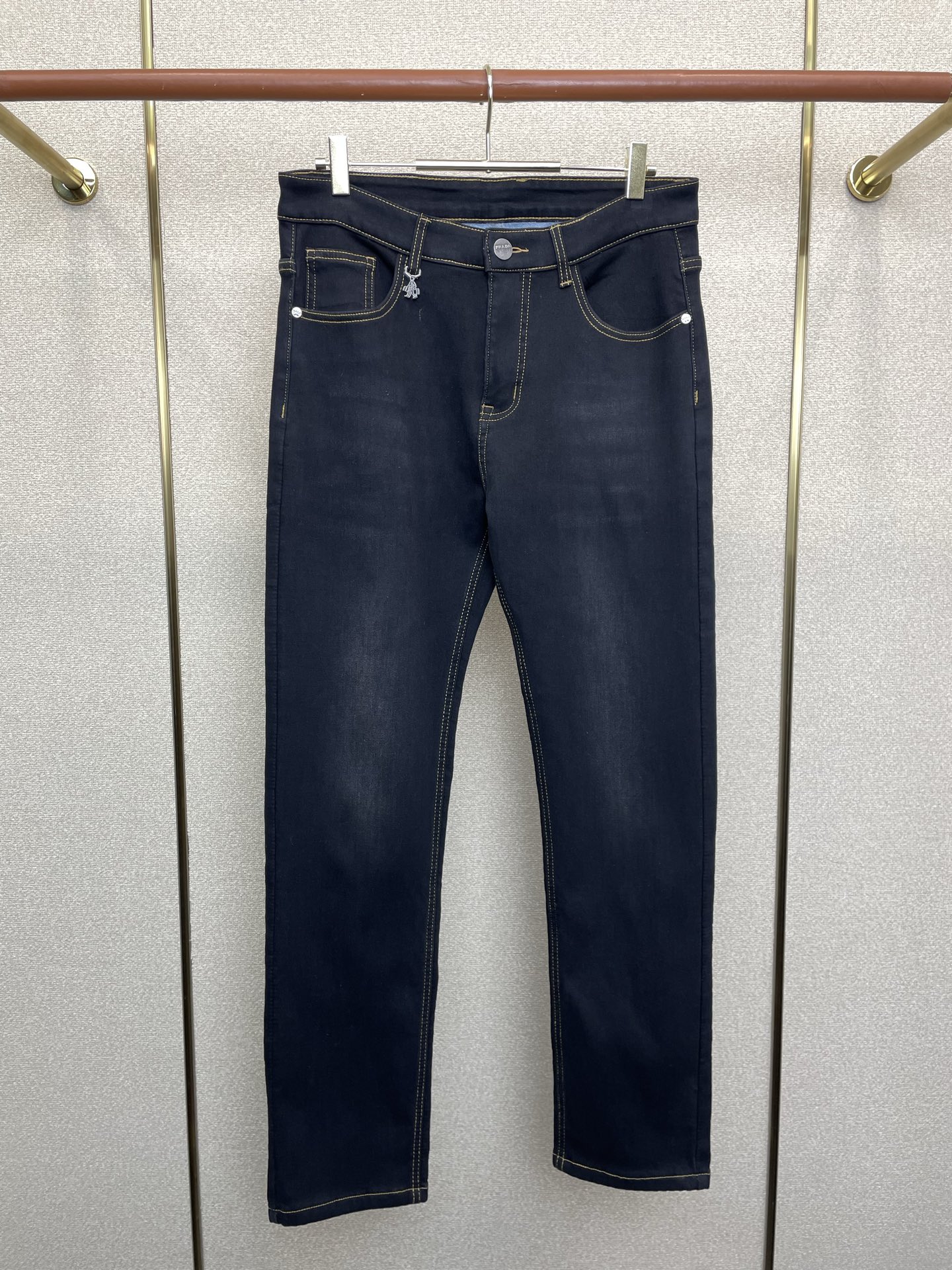 NO:691654,.Prada's velvet jeans are the new high-end version of casual jeans that are popular among all the sellers. Custom-made fabrics at the counter. Highly breathable and comfortable, with impeccable details. The brand element design concept embodies high quality. It feels delicate and soft!  It presents a casual cut and the upper body shape is awesome!  Code number 29-40,,prada,prada,jeans,19860909.Prada普拉达加绒牛仔裤砸锅卖铁都要上的新款新款休闲牛仔裤高端版本 专柜定制面料 透气舒适度高,细节无可挑剔,品牌元素设计理念,体现高品质.手感细腻柔软！呈现休闲裁剪,上身版型超赞！码数29-40,,prada,prada,jeans,,Men's clothing