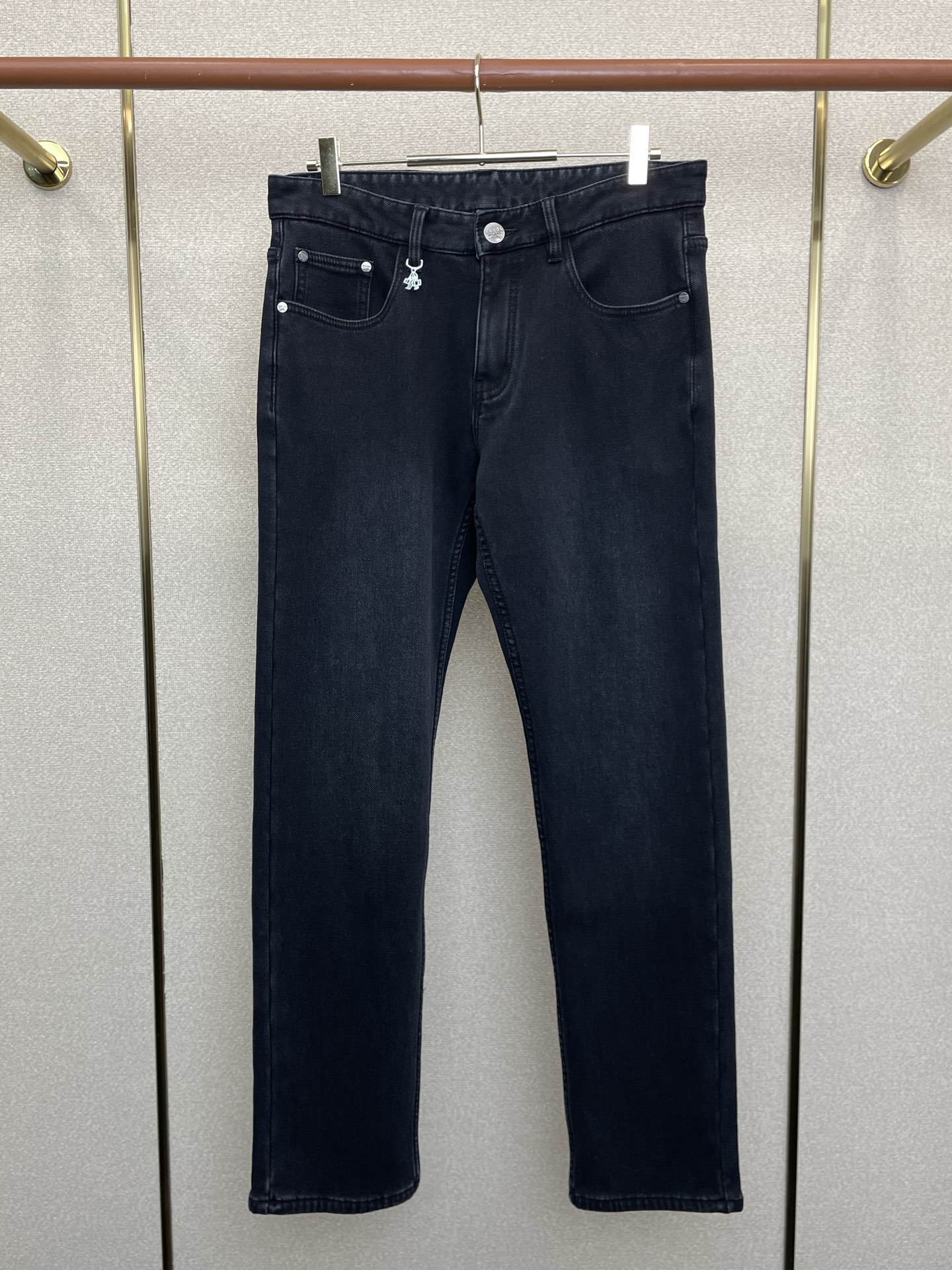 NO:684973,.Prada's velvet jeans are exclusively for high-end versions of new casual jeans. The fabrics are customized at the counter. They are highly breathable and comfortable, with impeccable details. The brand element design concept reflects high quality. It feels delicate and soft!  It presents a casual cut and the upper body shape is awesome!  Code number 29-40,,prada,prada,jeans,19860909.Prada普拉达加绒牛仔裤独家专供新款休闲牛仔裤高端版本 专柜定制面料 透气舒适度高,细节无可挑剔,品牌元素设计理念,体现高品质.手感细腻柔软！呈现休闲裁剪,上身版型超赞！码数29-40,,prada,prada,jeans,,Men's clothing