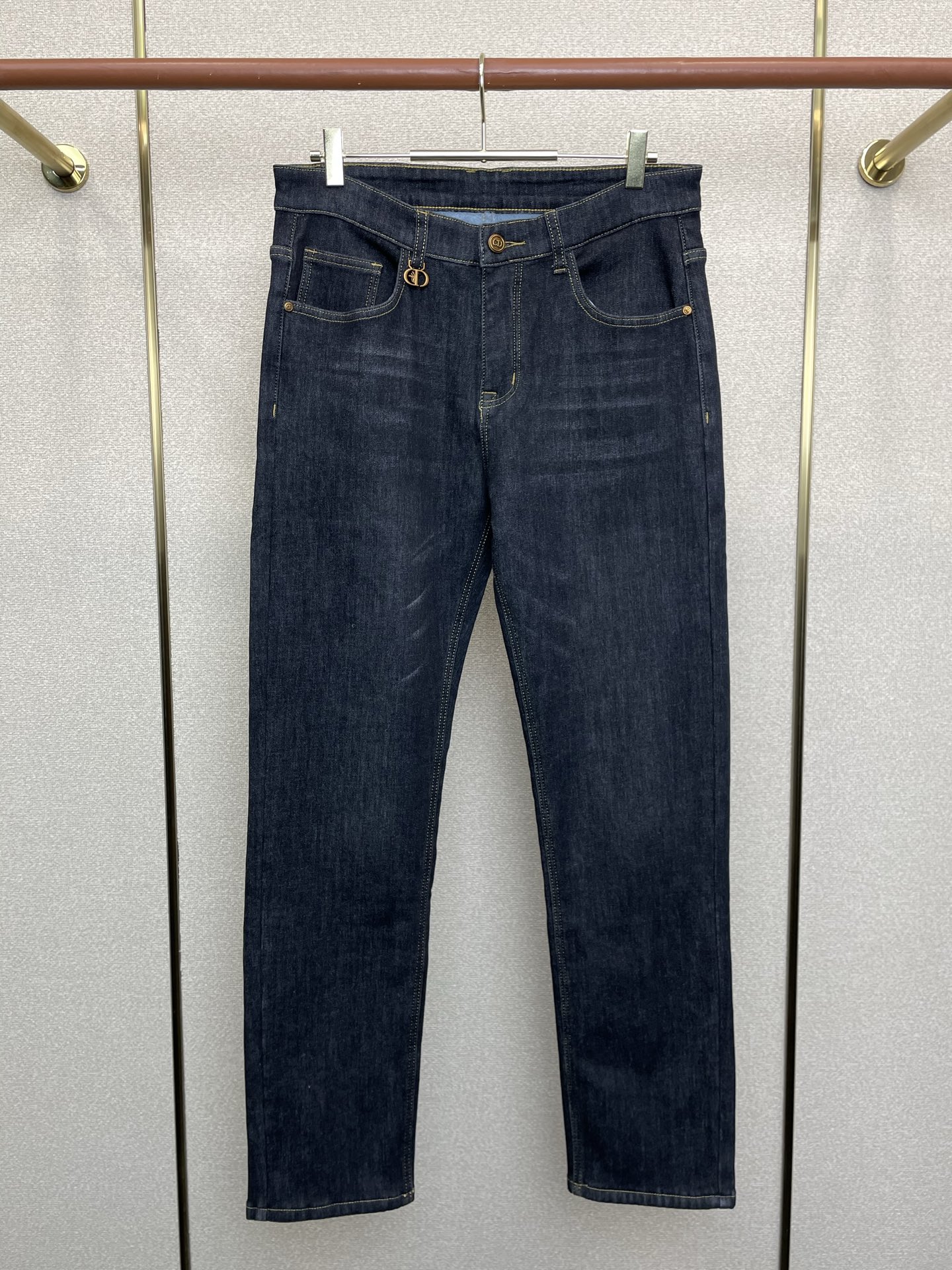 NO:691660,.Dior Dior velvet jeans are the new high-end version of casual jeans that everyone wants to buy. Custom-made fabrics at the counter. Highly breathable and comfortable, with impeccable details. The brand element design concept embodies high quality. It feels delicate and soft!  It presents a casual cut and the upper body shape is awesome!  Code number 29-40,,dior,dior,jeans,19860909.Dior迪奥加绒牛仔裤砸锅卖铁都要上的新款新款休闲牛仔裤高端版本 专柜定制面料 透气舒适度高,细节无可挑剔,品牌元素设计理念,体现高品质.手感细腻柔软！呈现休闲裁剪,上身版型超赞！码数29-40,,dior,dior,jeans,,Men's clothing