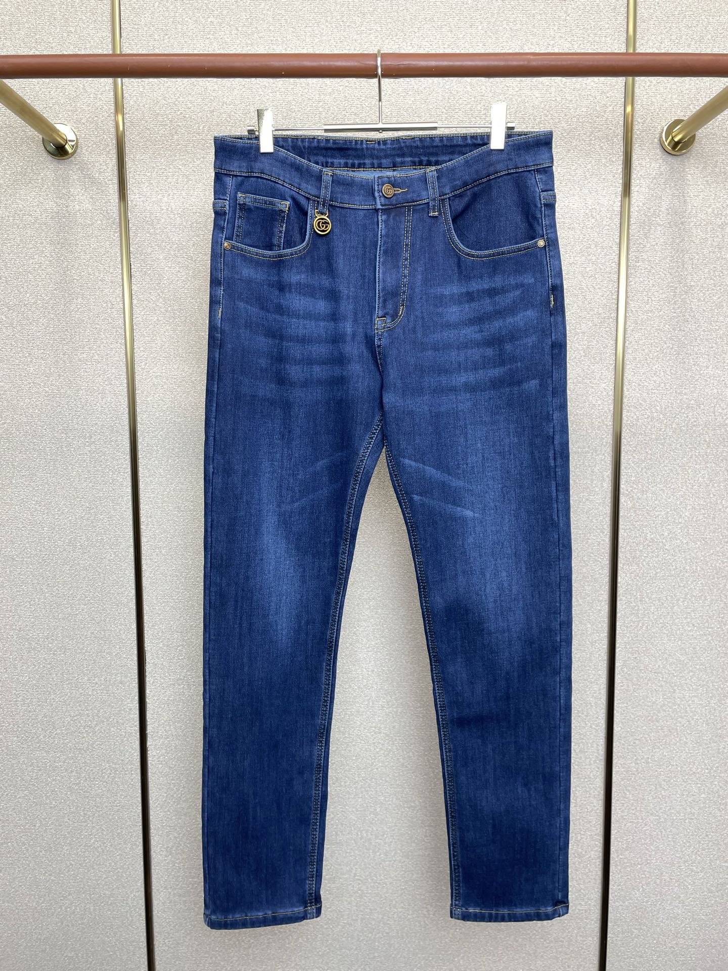 NO:691678,.Gucci Gucci velvet jeans are the new high-end version of casual jeans that everyone sells. Customized fabrics at the counter. Highly breathable and comfortable, with impeccable details. The brand element design concept reflects high quality. It feels delicate and soft!  It presents a casual cut and the upper body shape is awesome!  Size 29-40,,gucci,gucci,jeans,19860909.Gucci古驰加绒牛仔裤砸锅卖铁都要上的新款新款休闲牛仔裤高端版本 专柜定制面料 透气舒适度高,细节无可挑剔,品牌元素设计理念,体现高品质.手感细腻柔软！呈现休闲裁剪,上身版型超赞！码数29-40,,gucci,gucci,jeans,,Men's clothing