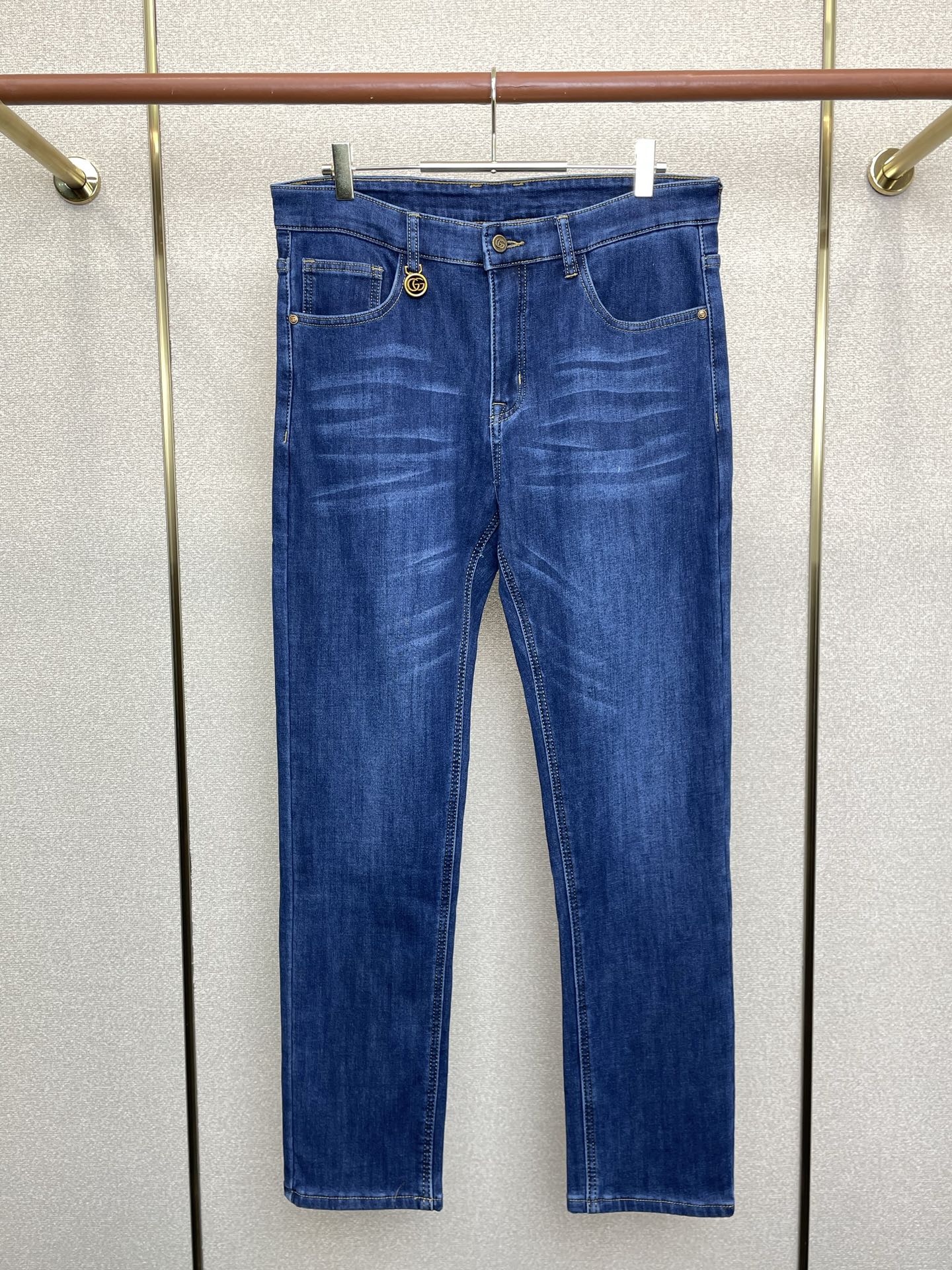 NO:690810,.Gucci Gucci velvet jeans are exclusively for high-end versions of new casual jeans. The fabrics are customized at the counter. They are highly breathable and comfortable, with impeccable details. The brand element design concept embodies high quality. It feels delicate and soft!  It presents a casual cut and the upper body shape is awesome!  Size 29-40,,gucci,gucci,jeans,19860909.Gucci古驰加绒牛仔裤独家专供新款休闲牛仔裤高端版本 专柜定制面料 透气舒适度高,细节无可挑剔,品牌元素设计理念,体现高品质.手感细腻柔软！呈现休闲裁剪,上身版型超赞！码数29-40,,gucci,gucci,jeans,,Men's clothing