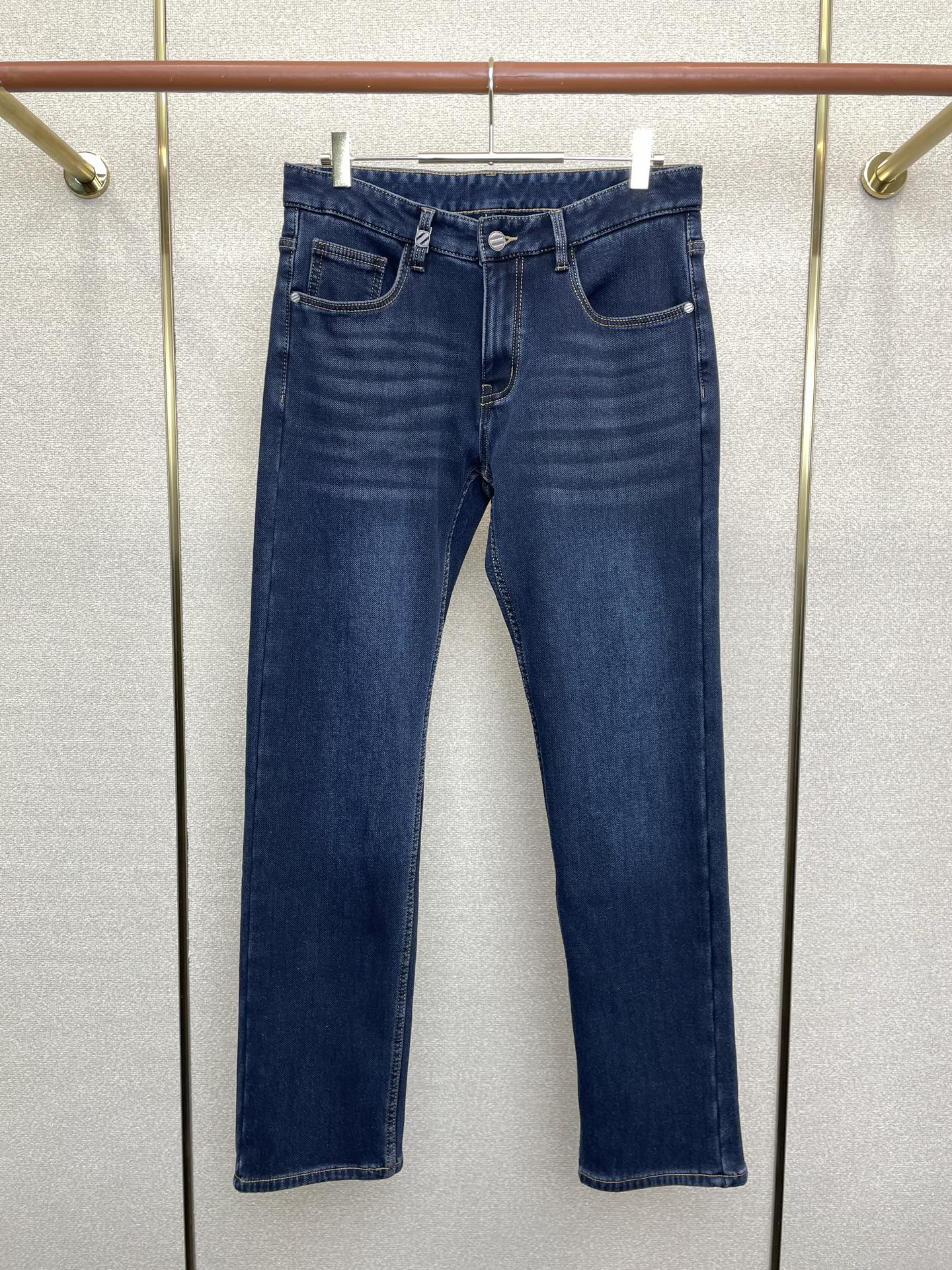 NO:690816,.ZEGNA Ermenegildo Zegna velvet jeans are exclusively for high-end versions of new casual jeans. Counter-customized fabrics are highly breathable and comfortable, with impeccable details. The brand element design concept embodies high quality. It feels delicate and soft!  It presents a casual cut and the upper body shape is awesome!  Code number 29-40,,zegna,jeans,19860909.ZEGNA杰尼亚加绒牛仔裤独家专供新款休闲牛仔裤高端版本 专柜定制面料 透气舒适度高,细节无可挑剔,品牌元素设计理念,体现高品质.手感细腻柔软！呈现休闲裁剪,上身版型超赞！码数29-40,,zegna,jeans,,Men's clothing