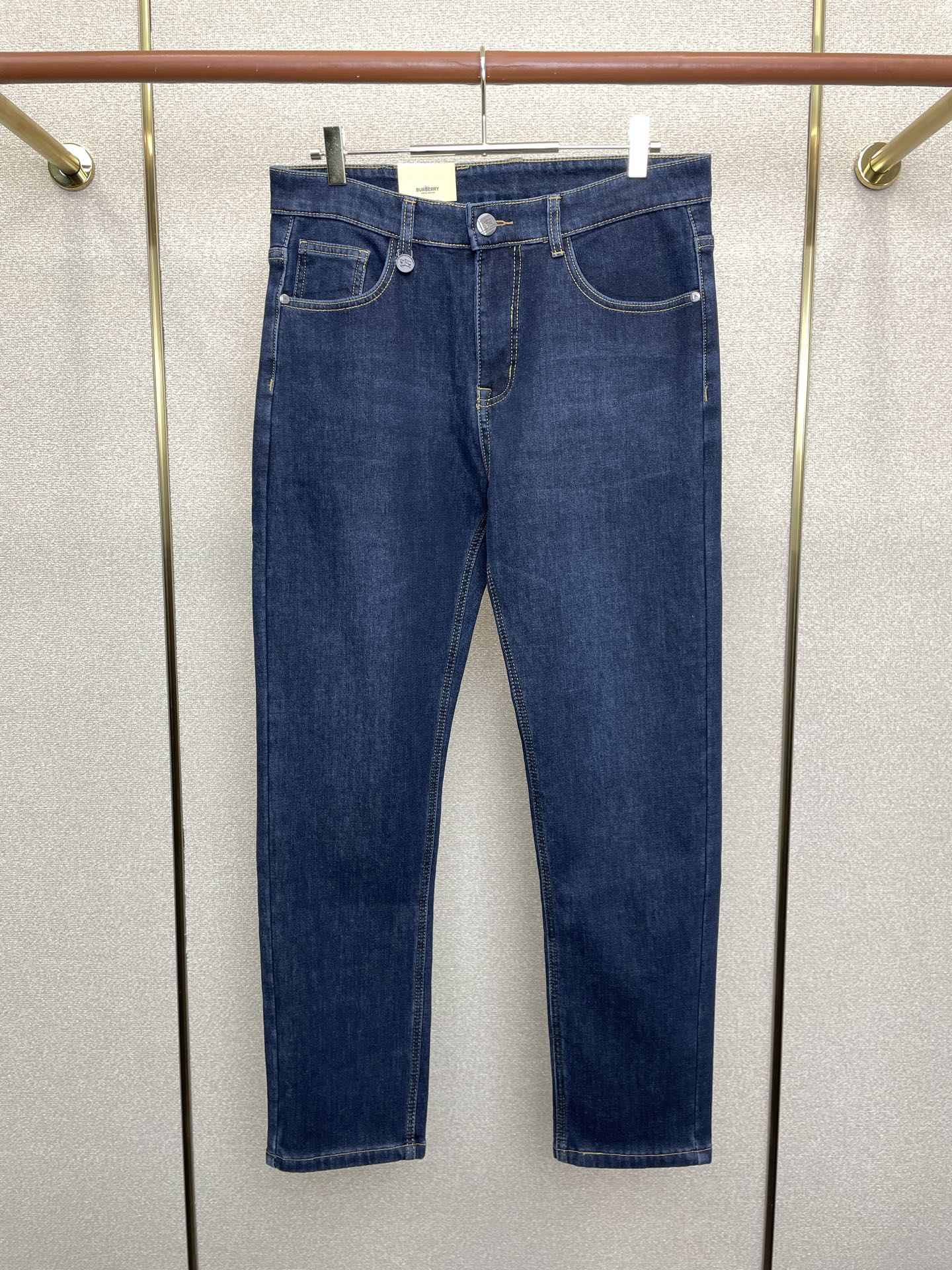 NO:684961,.Burberry's velvet jeans are exclusively for high-end versions of new casual jeans. The fabrics are customized at the counter. They are highly breathable and comfortable, with impeccable details. The brand element design concept embodies high quality. It feels delicate and soft!  It presents a casual cut and the upper body shape is awesome!  Code number 29-40,,burberry,burberry,jeans,19860909.Burberry巴宝莉加绒牛仔裤独家专供新款休闲牛仔裤高端版本 专柜定制面料 透气舒适度高,细节无可挑剔,品牌元素设计理念,体现高品质.手感细腻柔软！呈现休闲裁剪,上身版型超赞！码数29-40,,burberry,burberry,jeans,,Men's clothing